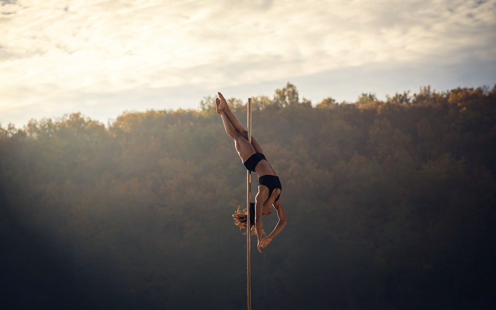 Обои девушка, поза, гимнастка, модель, фигура, шест, акробатика, girl, pose, gymnast, model, figure, pole, acrobatics разрешение 2000x1250 Загрузить