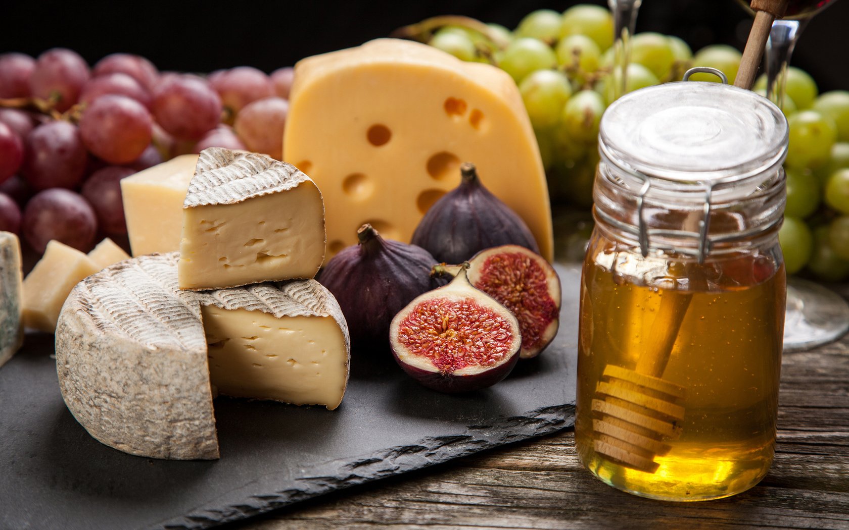 Обои виноград, сыр, мед, инжир, grapes, cheese, honey, figs разрешение 1920x1200 Загрузить