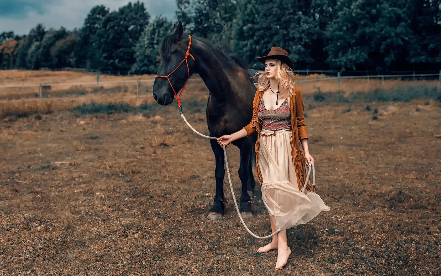 Обои лошадь, деревья, девушка, шляпа, босиком, дамиан piórko, navajo county, horse, trees, girl, hat, barefoot, damian piórko разрешение 2000x1125 Загрузить