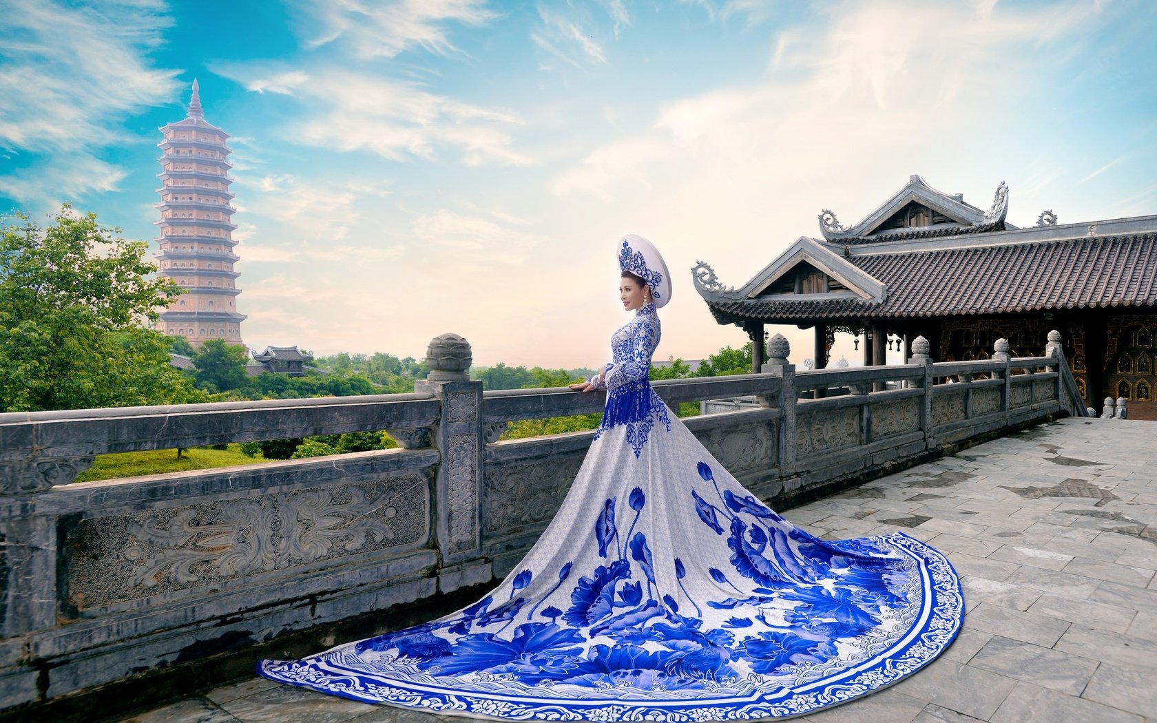 Обои небо, облака, стиль, девушка, фон, платье, город, lin van dinh, the sky, clouds, style, girl, background, dress, the city разрешение 2048x1285 Загрузить