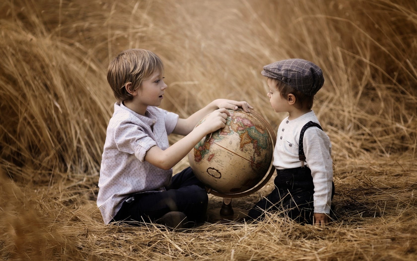 Обои трава, поле, дети, глобус, мальчики, grass, field, children, globe, boys разрешение 2048x1365 Загрузить