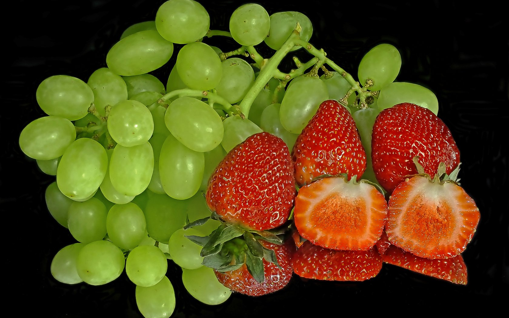 Обои отражение, виноград, клубника, черный фон, ягоды, reflection, grapes, strawberry, black background, berries разрешение 2400x1800 Загрузить