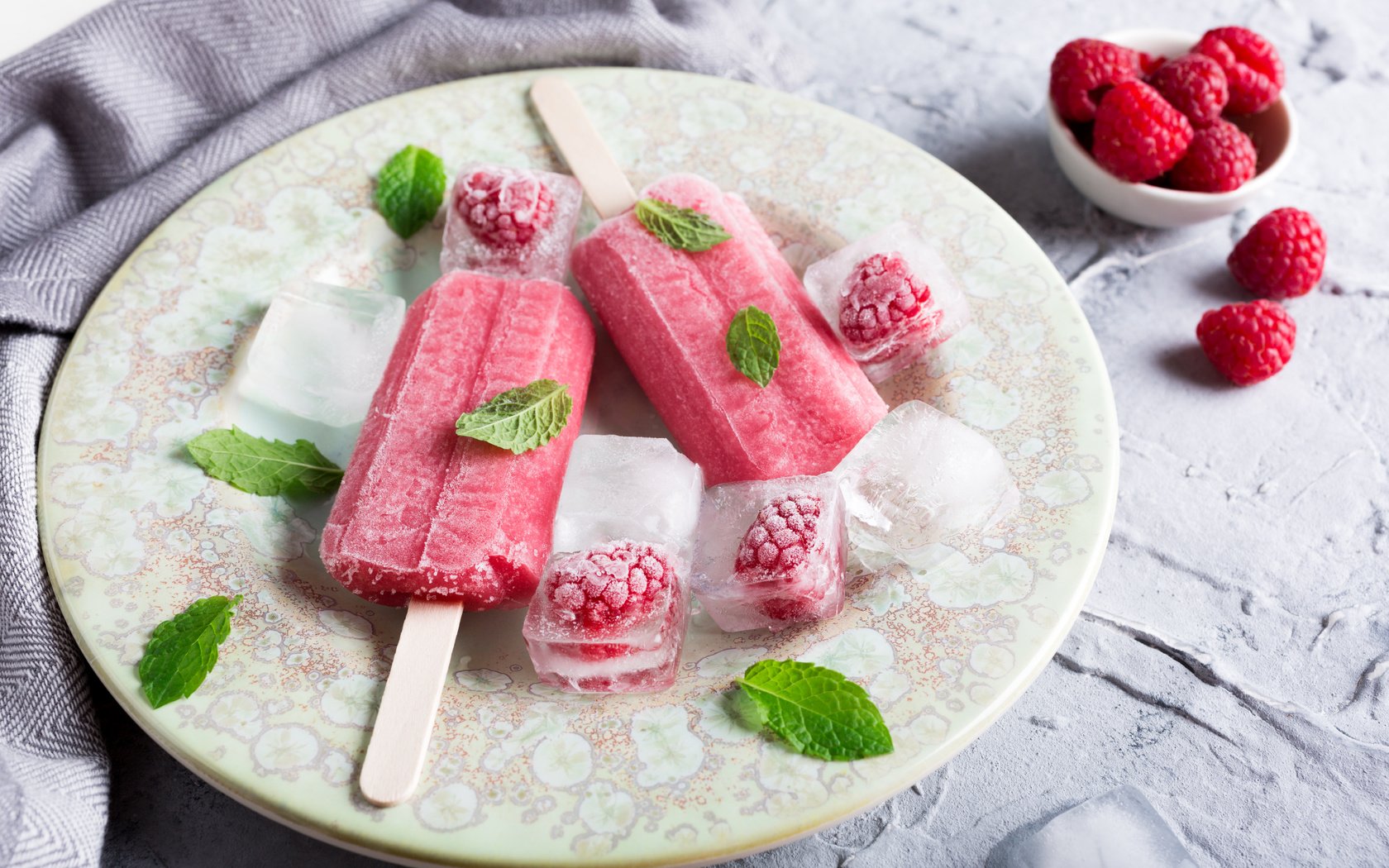 Обои мята, малина, мороженое, лёд, тарелка, сладость, десерт, mint, raspberry, ice cream, ice, plate, the sweetness, dessert разрешение 5760x3840 Загрузить