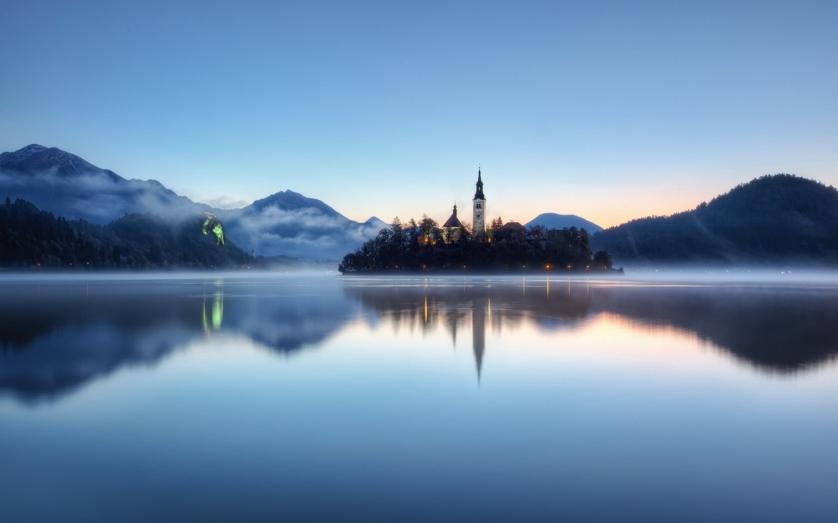 Обои отражение, туман, башня, словения, озеро блед, reflection, fog, tower, slovenia, lake bled разрешение 1920x1200 Загрузить