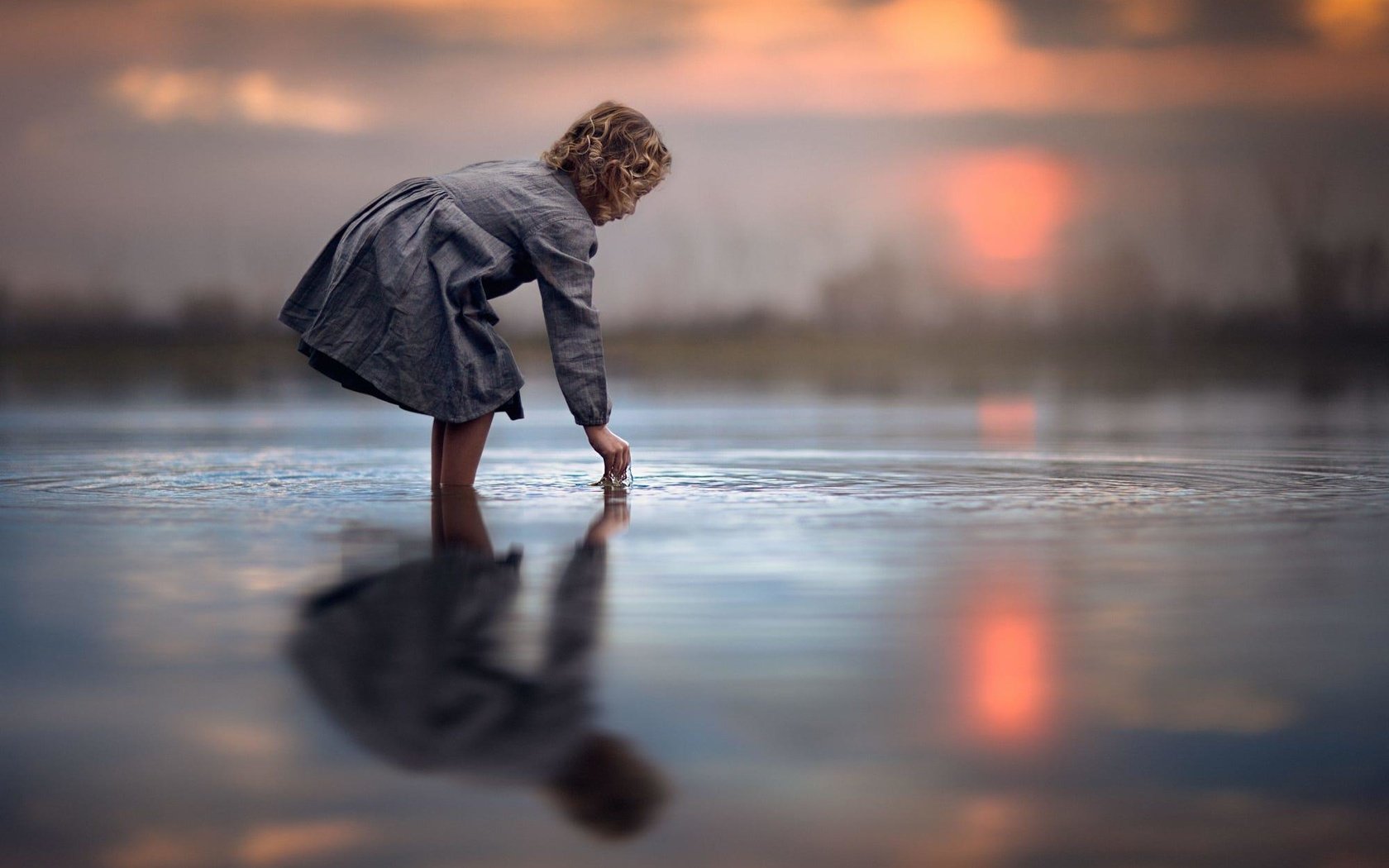 Обои вода, jake olson studios, закат, отражение, платье, дети, девочка, волосы, ребенок, water, sunset, reflection, dress, children, girl, hair, child разрешение 2000x1687 Загрузить