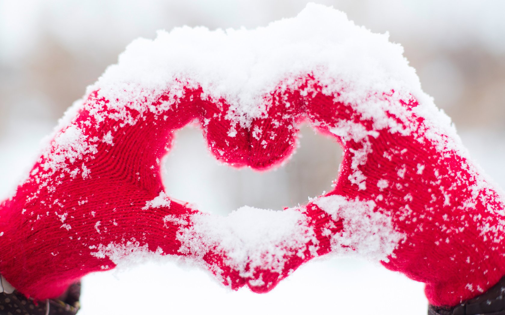 Обои снег, зима, сердце, любовь, руки, варежки, рукавицы, snow, winter, heart, love, hands, mittens разрешение 4400x2933 Загрузить