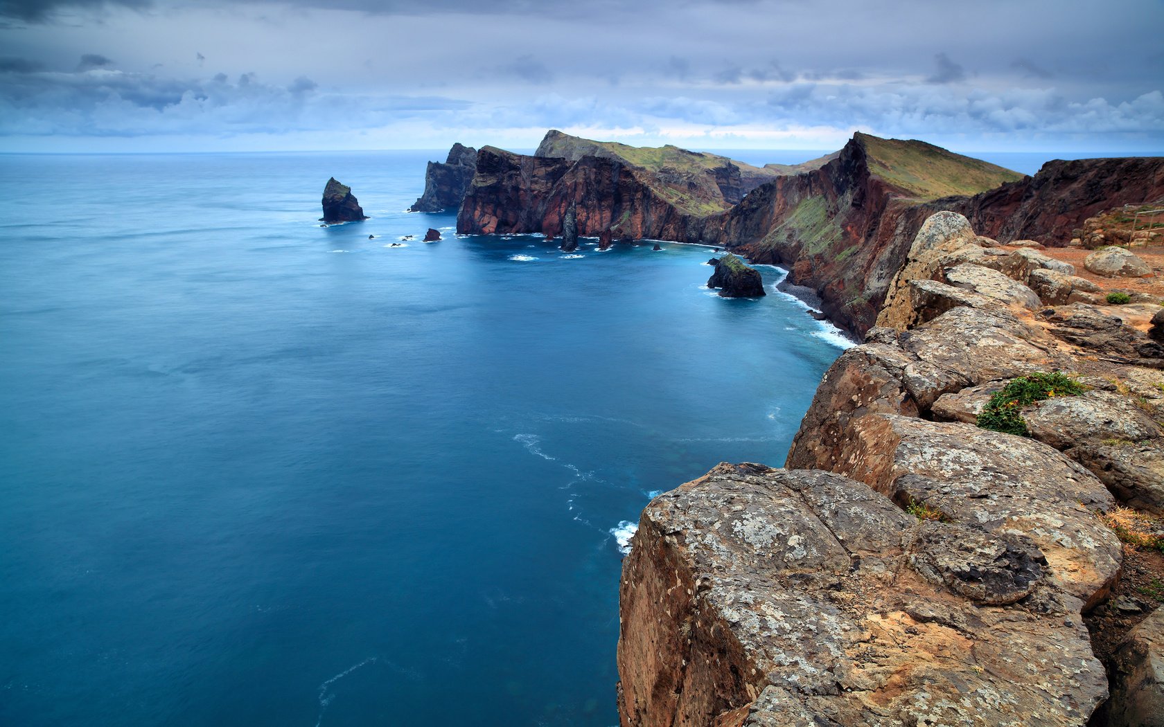 Обои скалы, пейзаж, море, побережье, залив, океан, португалия, мадейра, rocks, landscape, sea, coast, bay, the ocean, portugal, madeira разрешение 2560x1600 Загрузить