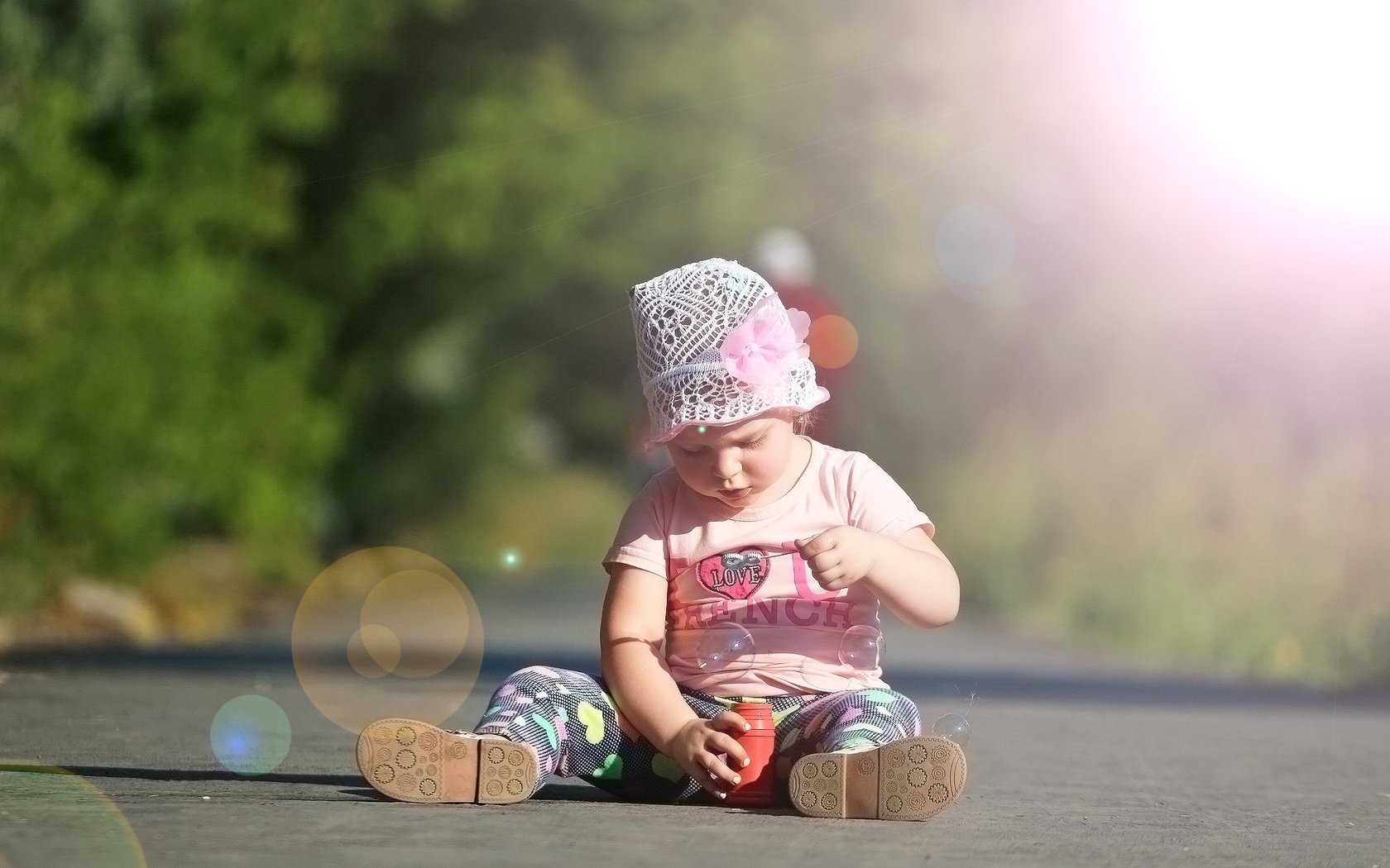 Обои фон, лучи, пузыри, девочка, ребенок, асфальт, background, rays, bubbles, girl, child, asphalt разрешение 1920x1280 Загрузить