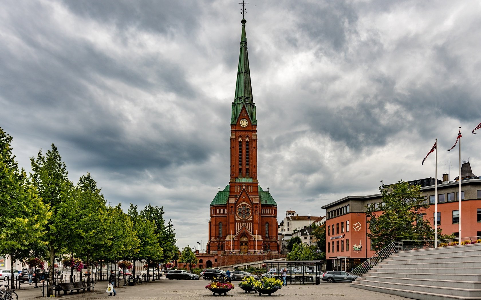 Обои небо, облака, деревья, город, норвегия, арендал, the sky, clouds, trees, the city, norway, arendal разрешение 2048x1304 Загрузить