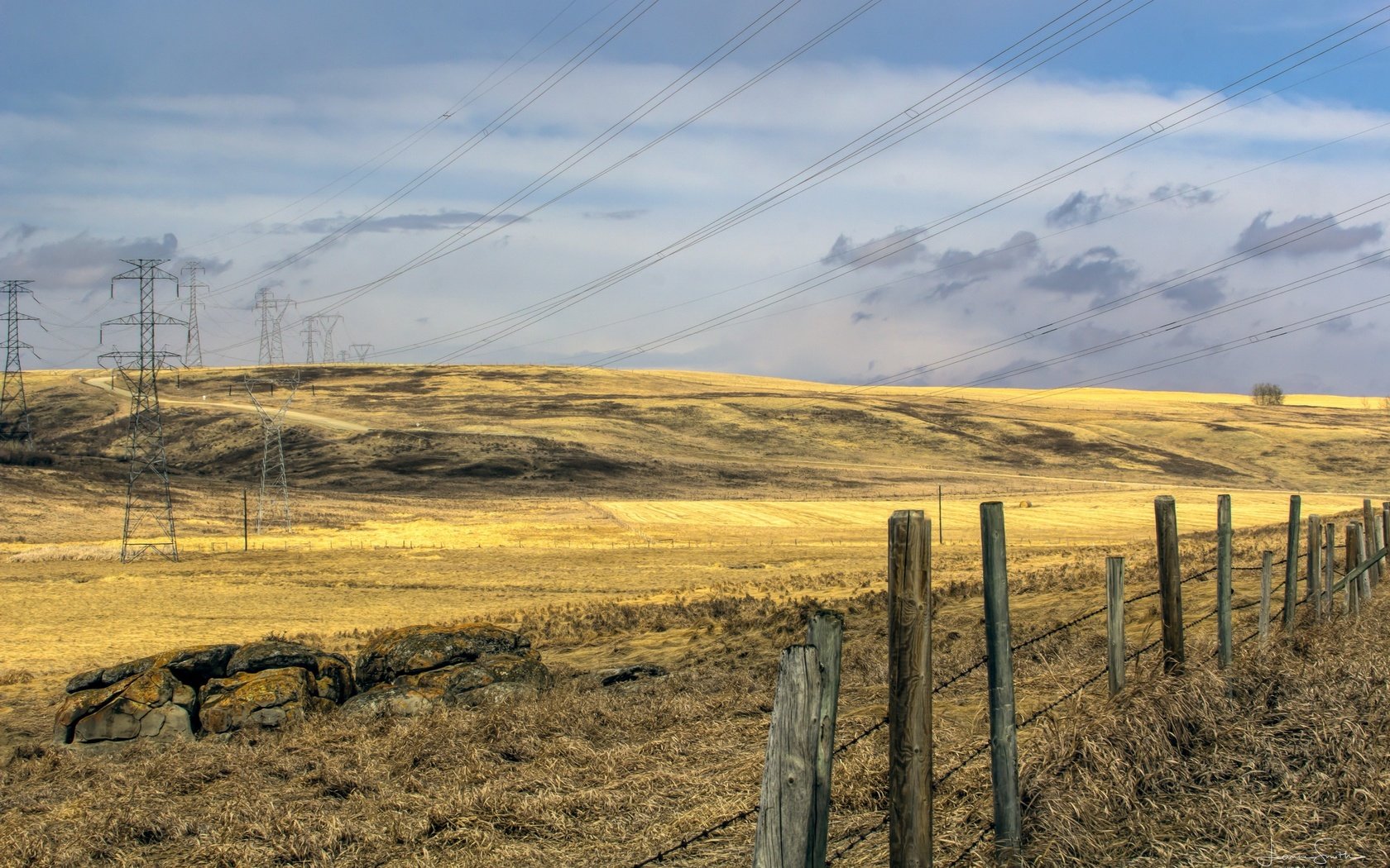 Обои небо, трава, облака, поле, забор, лэп, the sky, grass, clouds, field, the fence, power lines разрешение 2560x1707 Загрузить