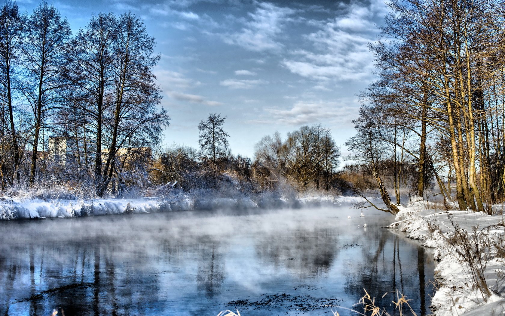 Обои небо, облака, деревья, река, снег, зима, туман, иней, the sky, clouds, trees, river, snow, winter, fog, frost разрешение 2560x1600 Загрузить