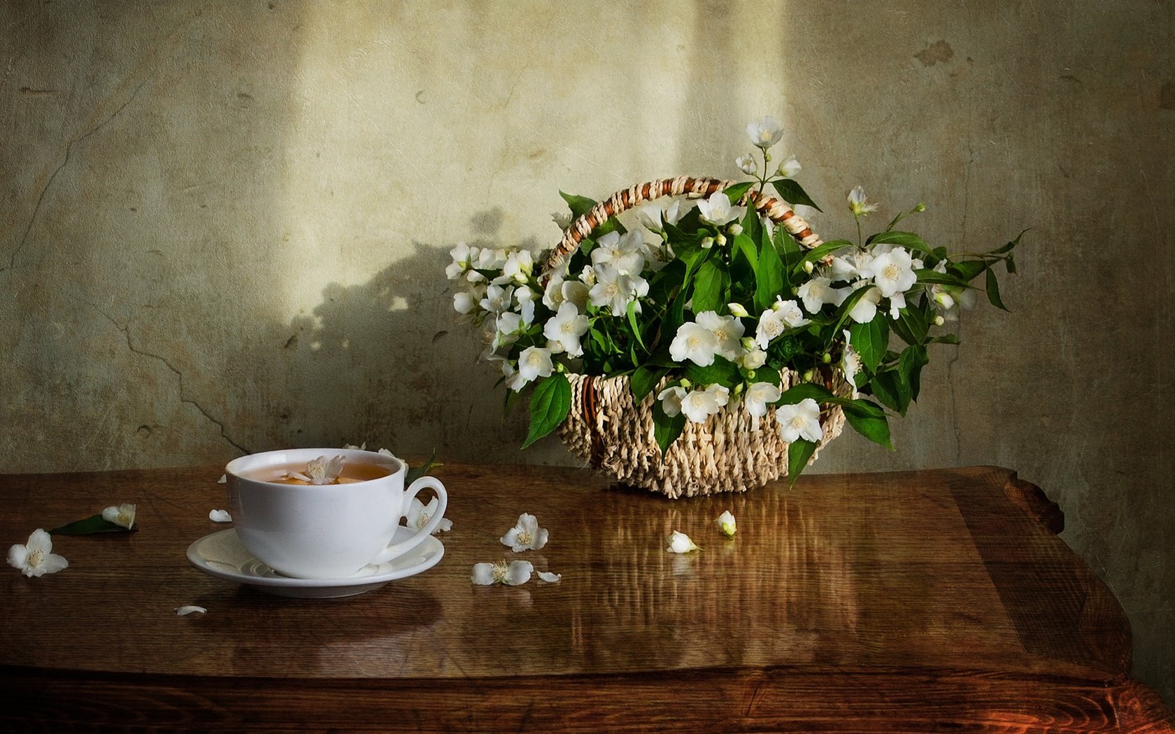 Обои цветы, лепестки, стол, корзина, чашка, чай, жасмин, flowers, petals, table, basket, cup, tea, jasmine разрешение 2000x1332 Загрузить