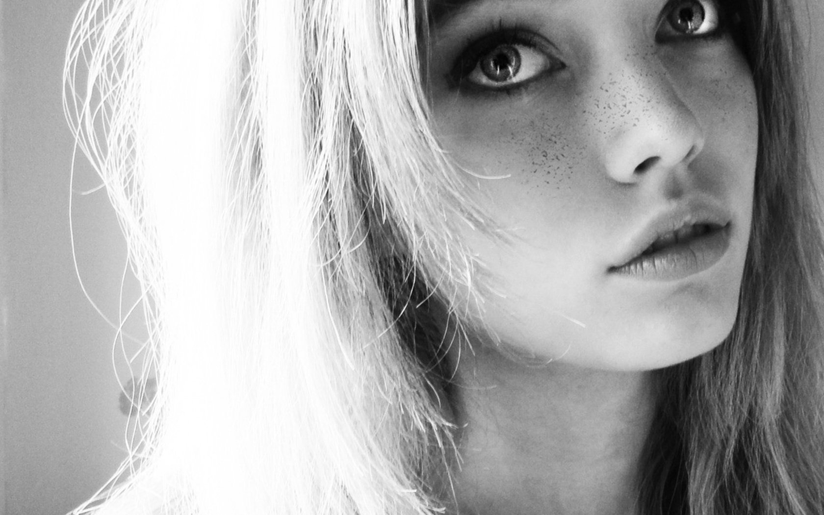 Обои глаза, блондинка, чёрно-белое, модель, лицо, веснушки, eyes, blonde, black and white, model, face, freckles разрешение 2560x1600 Загрузить