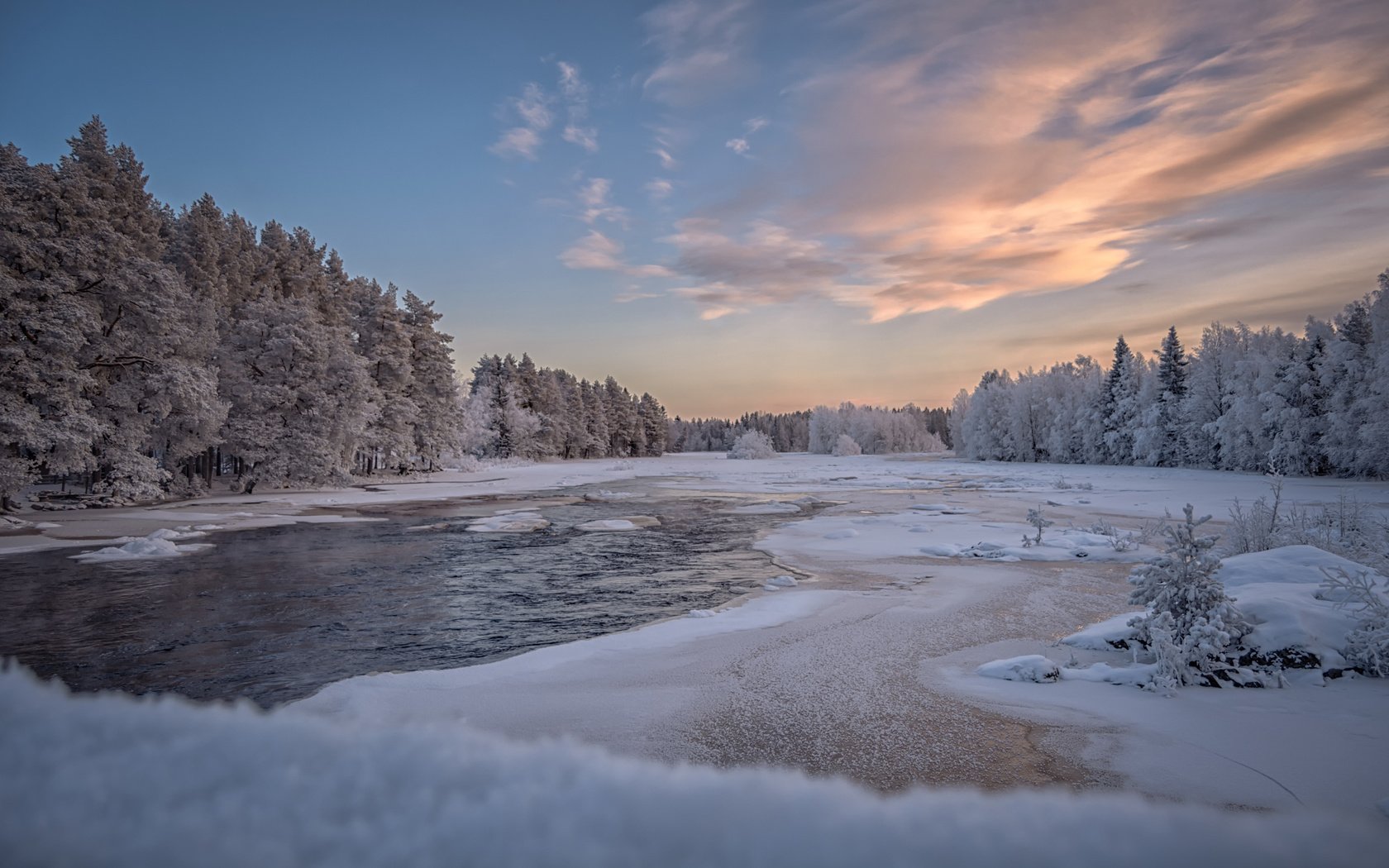 Обои небо, облака, озеро, природа, лес, зима, пейзаж, the sky, clouds, lake, nature, forest, winter, landscape разрешение 3840x2400 Загрузить