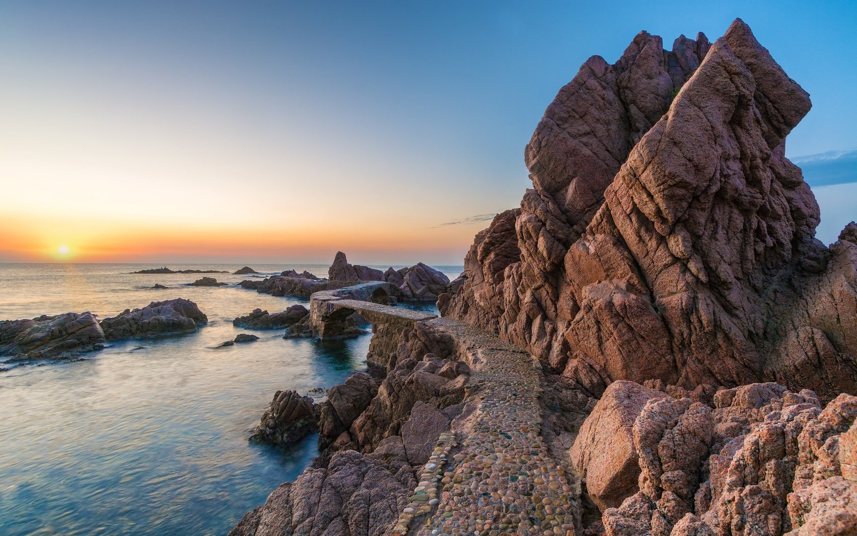 Обои скалы, море, побережье, испания, каталония, urbanitzacio rosamar, rocks, sea, coast, spain, catalonia разрешение 2048x1280 Загрузить