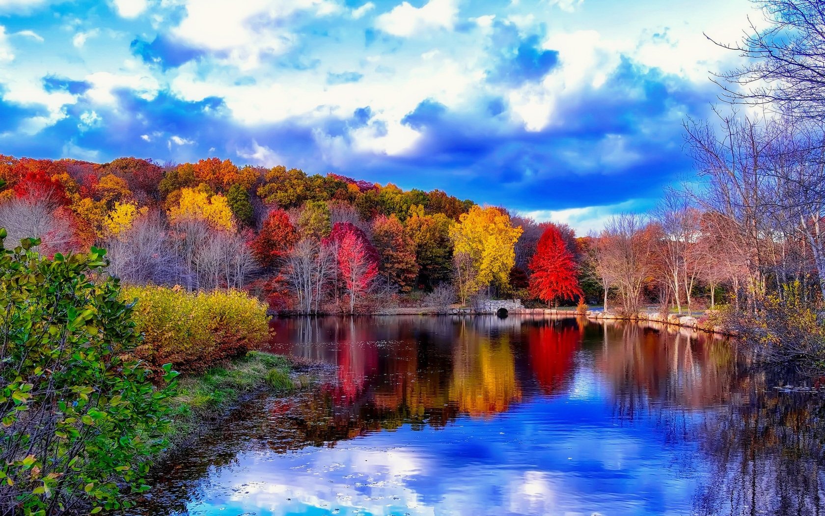 Обои небо, облака, деревья, река, мостик, отражение, осень, the sky, clouds, trees, river, the bridge, reflection, autumn разрешение 2048x1376 Загрузить