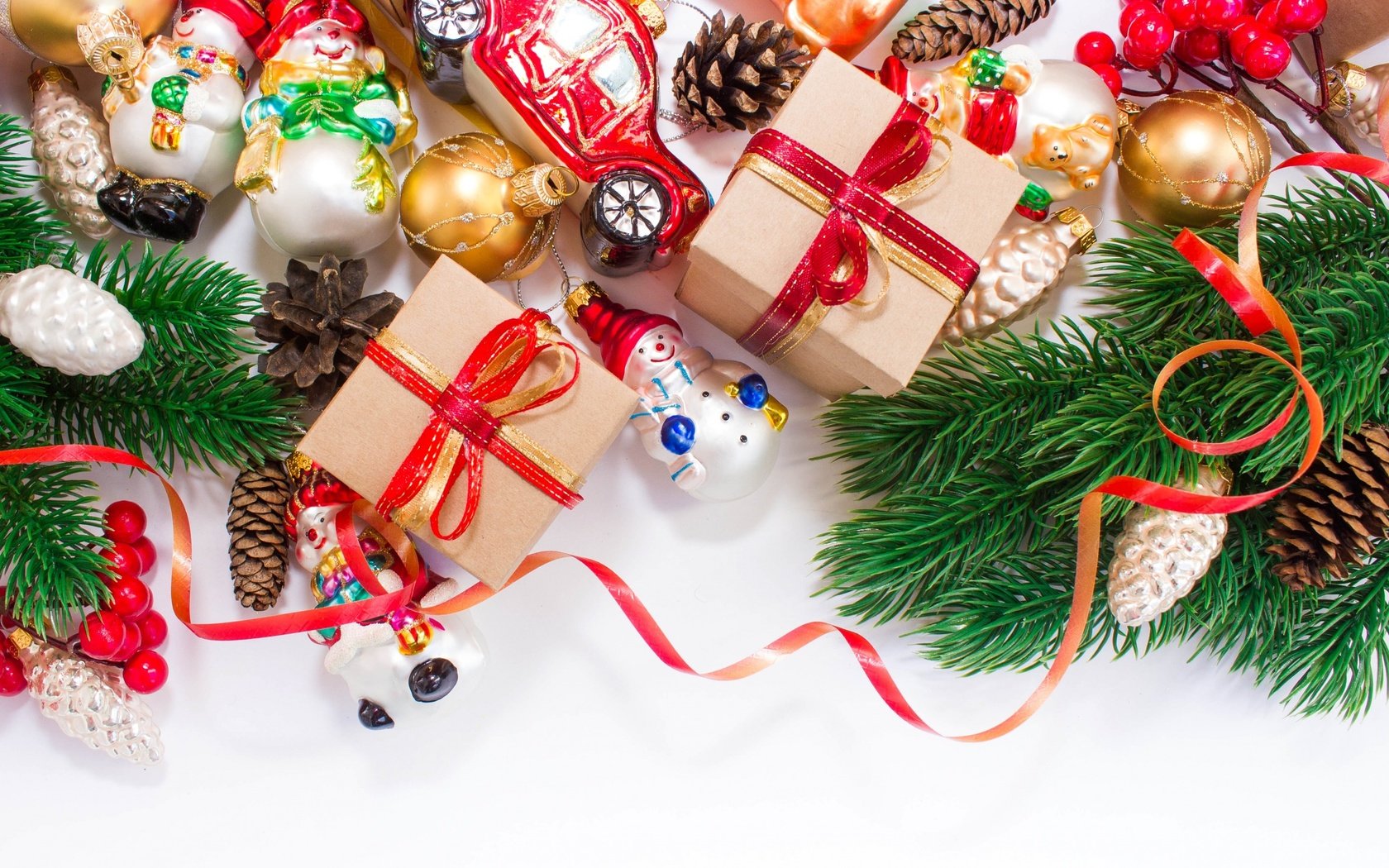 Обои снеговики, новый год, елочные игрушки, хвоя, машинка, подарки, шарики, ленточки, игрушки, рождество, шишки, snowmen, new year, christmas decorations, needles, machine, gifts, balls, ribbons, toys, christmas, bumps разрешение 2880x1800 Загрузить