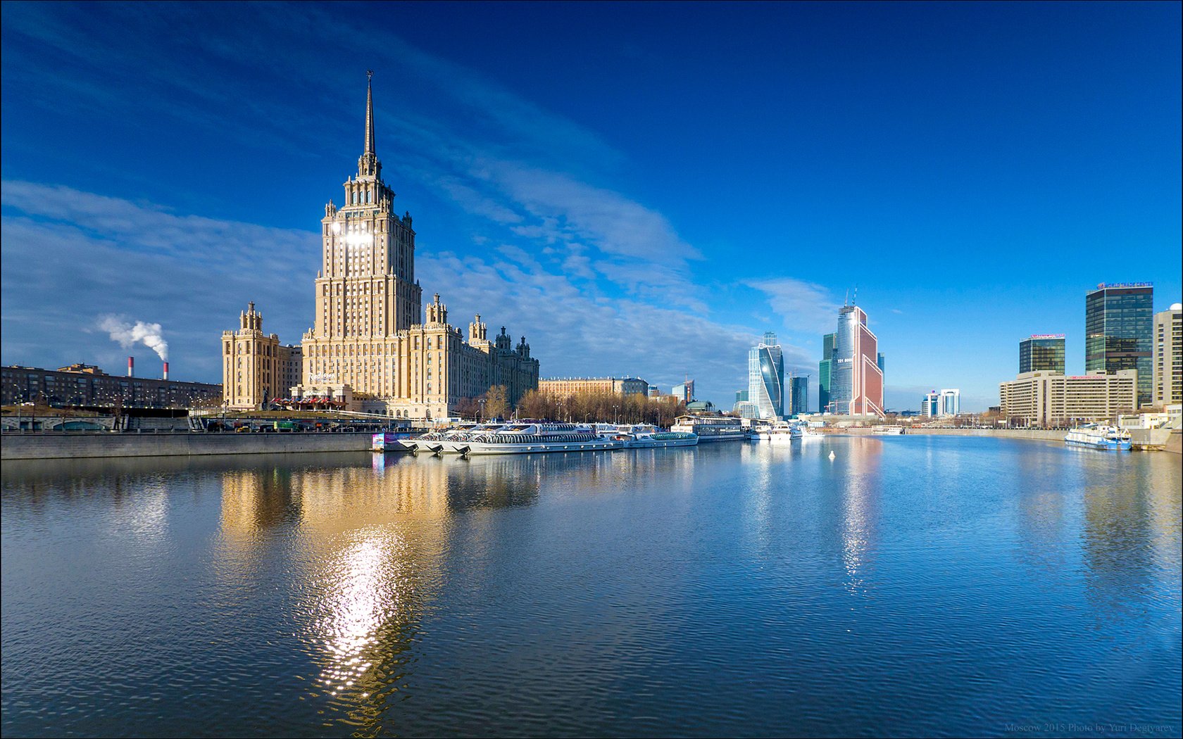 Обои небо, река, москва, город, россия, hotel radisson ukraine, гостиница украина, the sky, river, moscow, the city, russia, hotel ukraine разрешение 1920x1200 Загрузить