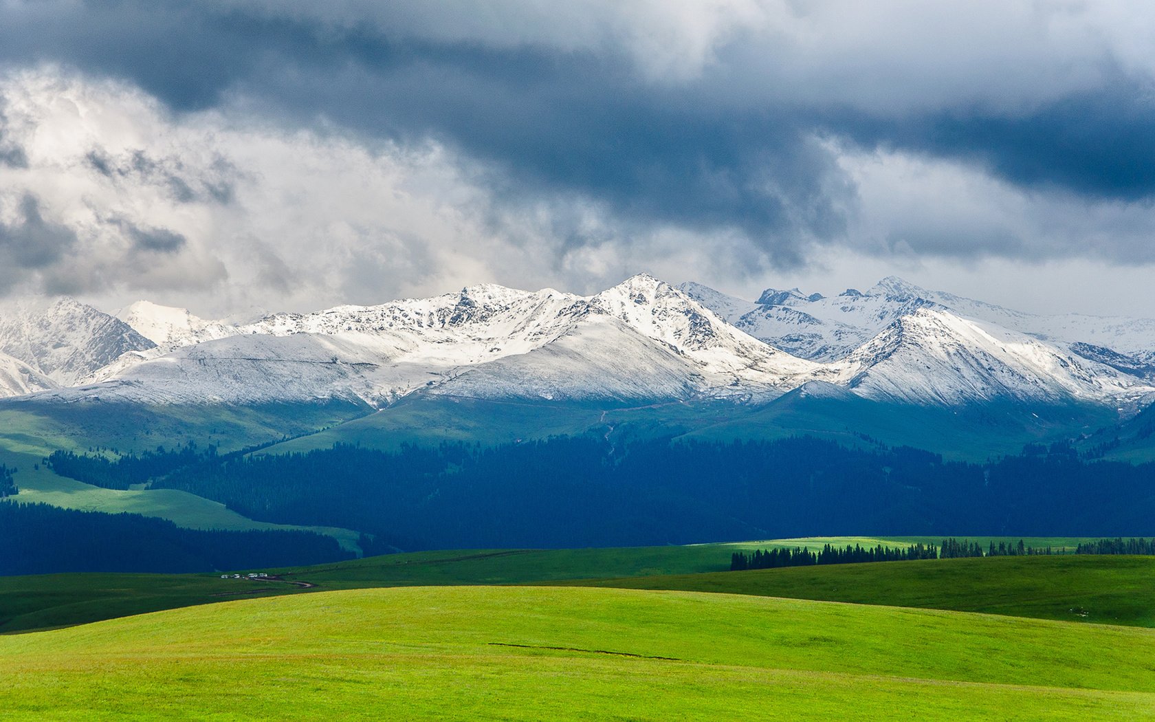 Обои небо, облака, горы, природа, пейзаж, поле, снежные вершины, the sky, clouds, mountains, nature, landscape, field, snowy peaks разрешение 1920x1200 Загрузить