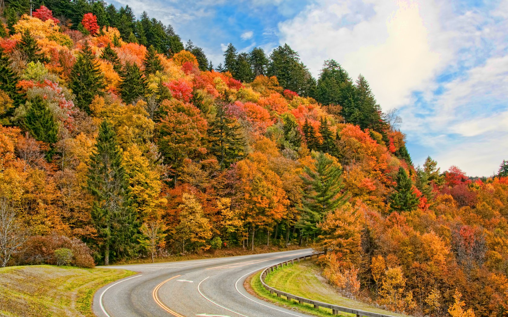 Обои небо, дорога, облака, деревья, природа, лес, осень, timothy r wildey, the sky, road, clouds, trees, nature, forest, autumn разрешение 3840x2400 Загрузить