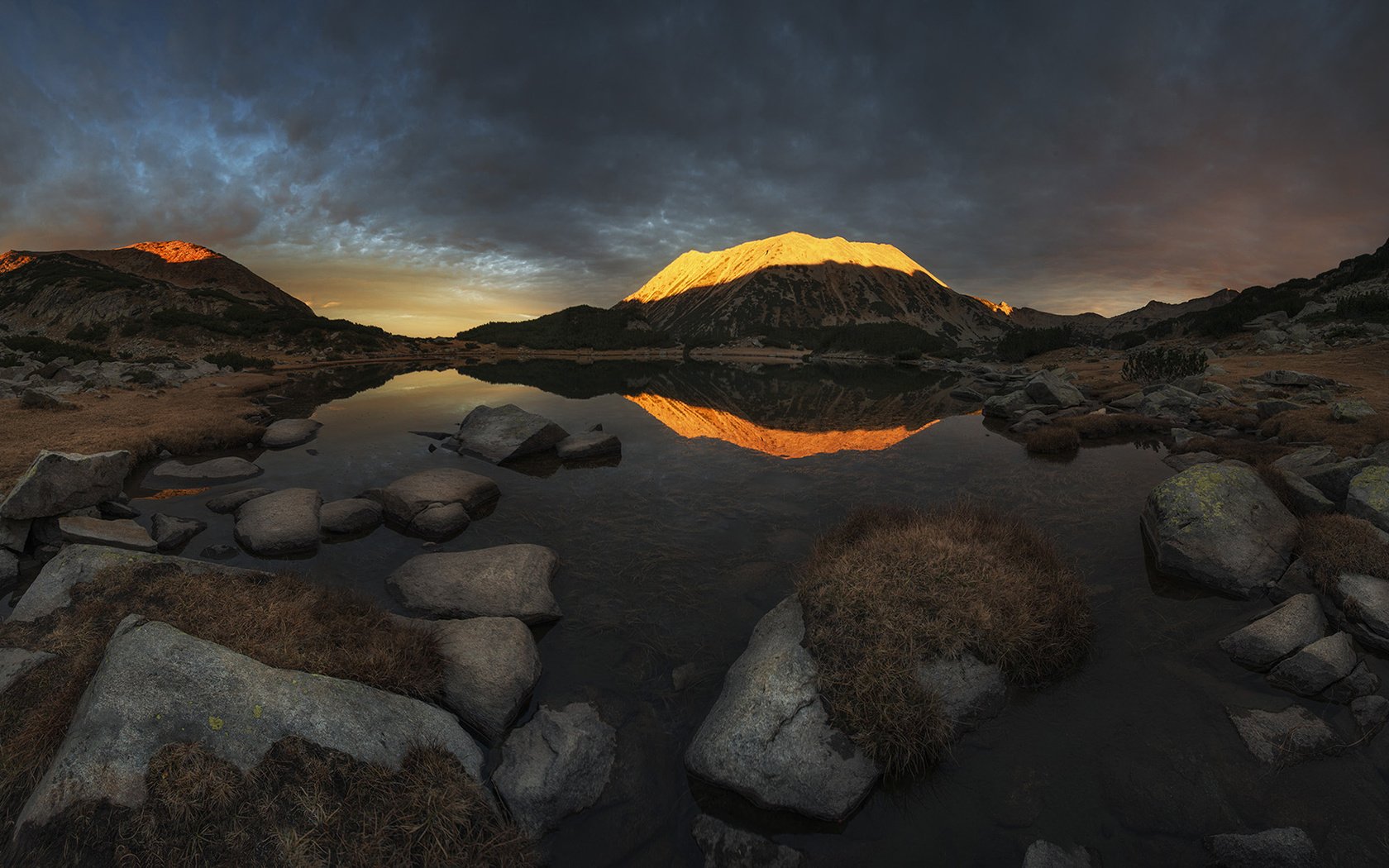 Обои озеро, горы, природа, камни, отражение, пейзаж, рассвет, lake, mountains, nature, stones, reflection, landscape, dawn разрешение 1920x1200 Загрузить