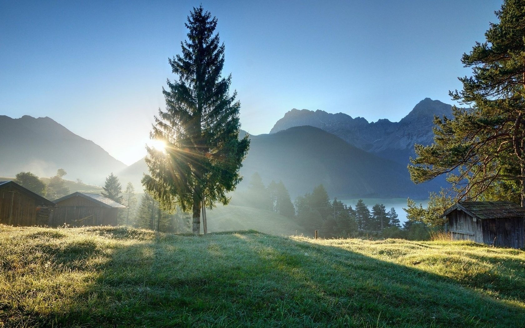 Обои небо, трава, деревья, горы, природа, домик, солнечный свет, the sky, grass, trees, mountains, nature, house, sunlight разрешение 2560x1440 Загрузить