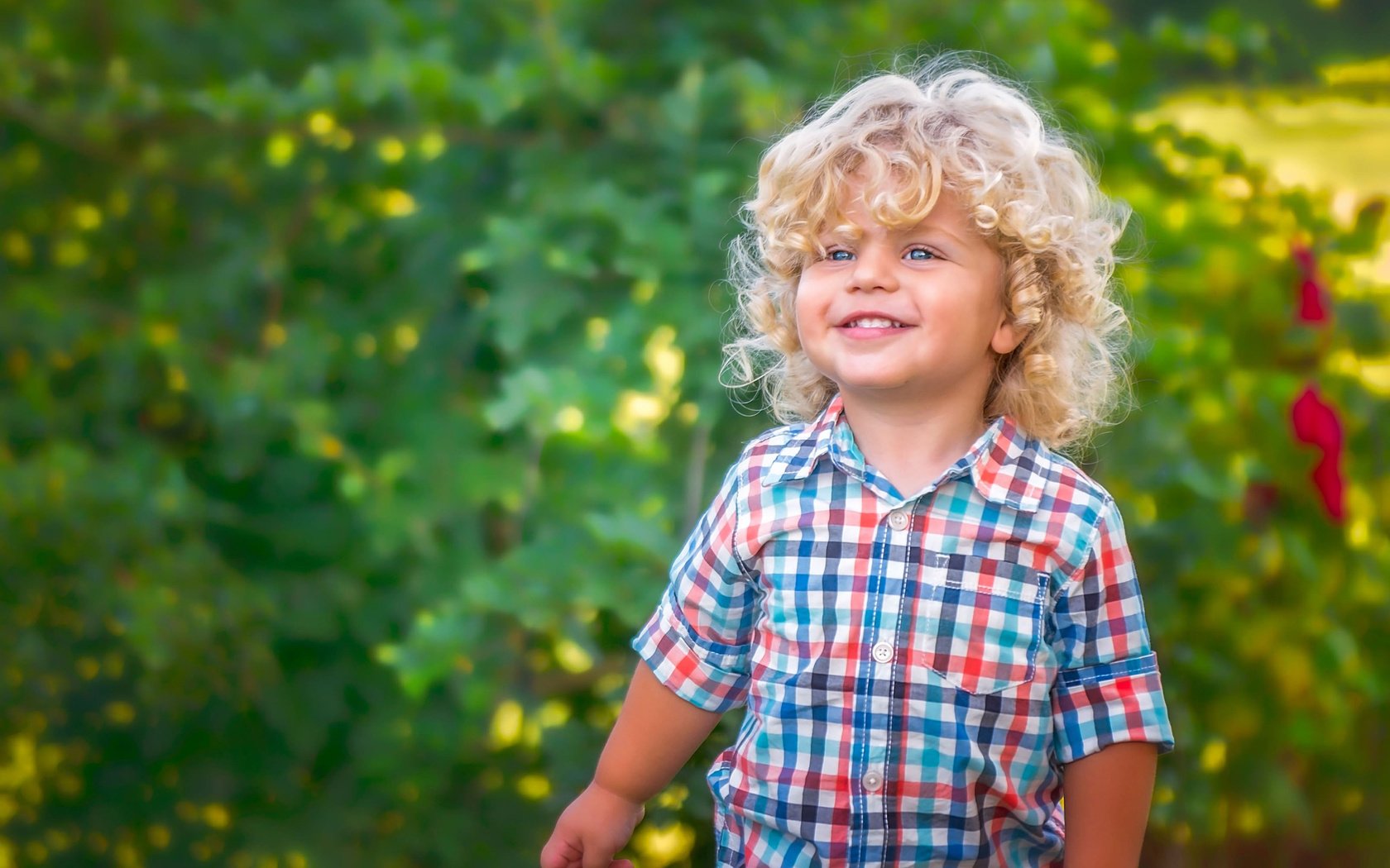 Обои улыбка, взгляд, волосы, лицо, ребенок, мальчик, smile, look, hair, face, child, boy разрешение 2880x1800 Загрузить