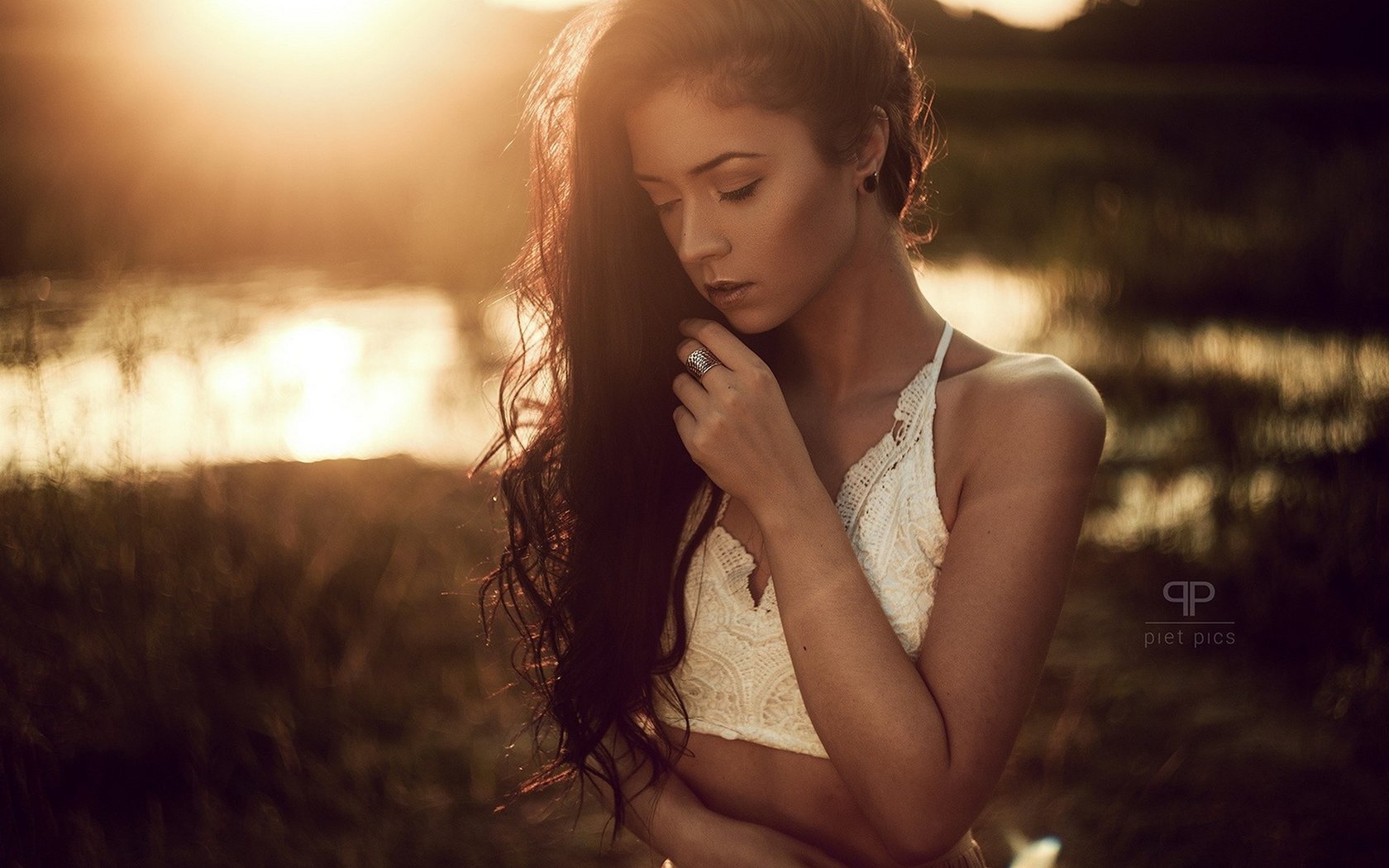 Обои закат, девушка, модель, лицо, длинные волосы, закрытые глаза, sunset, girl, model, face, long hair, closed eyes разрешение 1920x1280 Загрузить