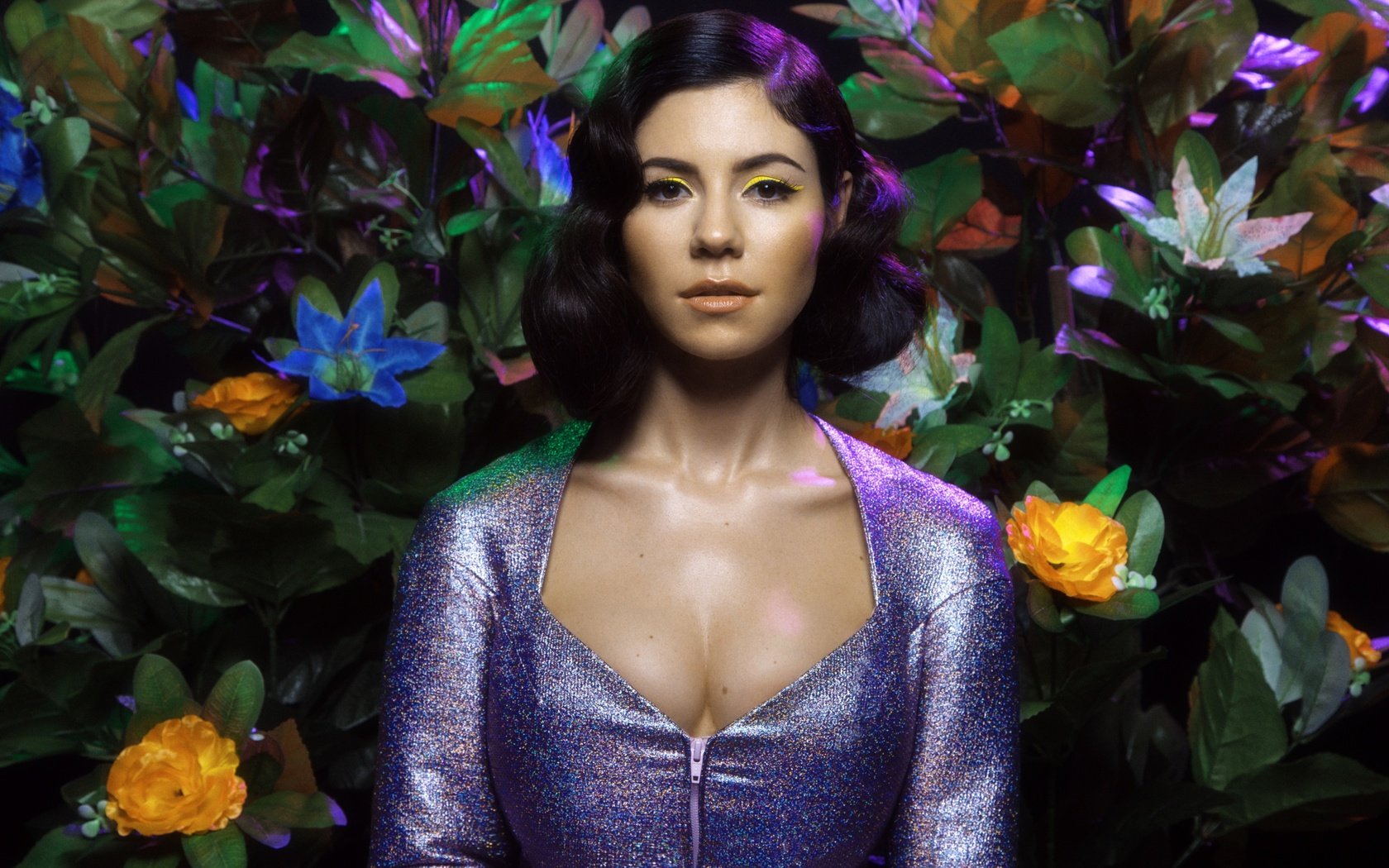 Обои цветы, декольте, девушка, marina and the diamonds, марина ламбрини диамандис, платье, брюнетка, взгляд, волосы, лицо, певица, flowers, neckline, girl, marina diamandis lambrini, dress, brunette, look, hair, face, singer разрешение 3743x2495 Загрузить