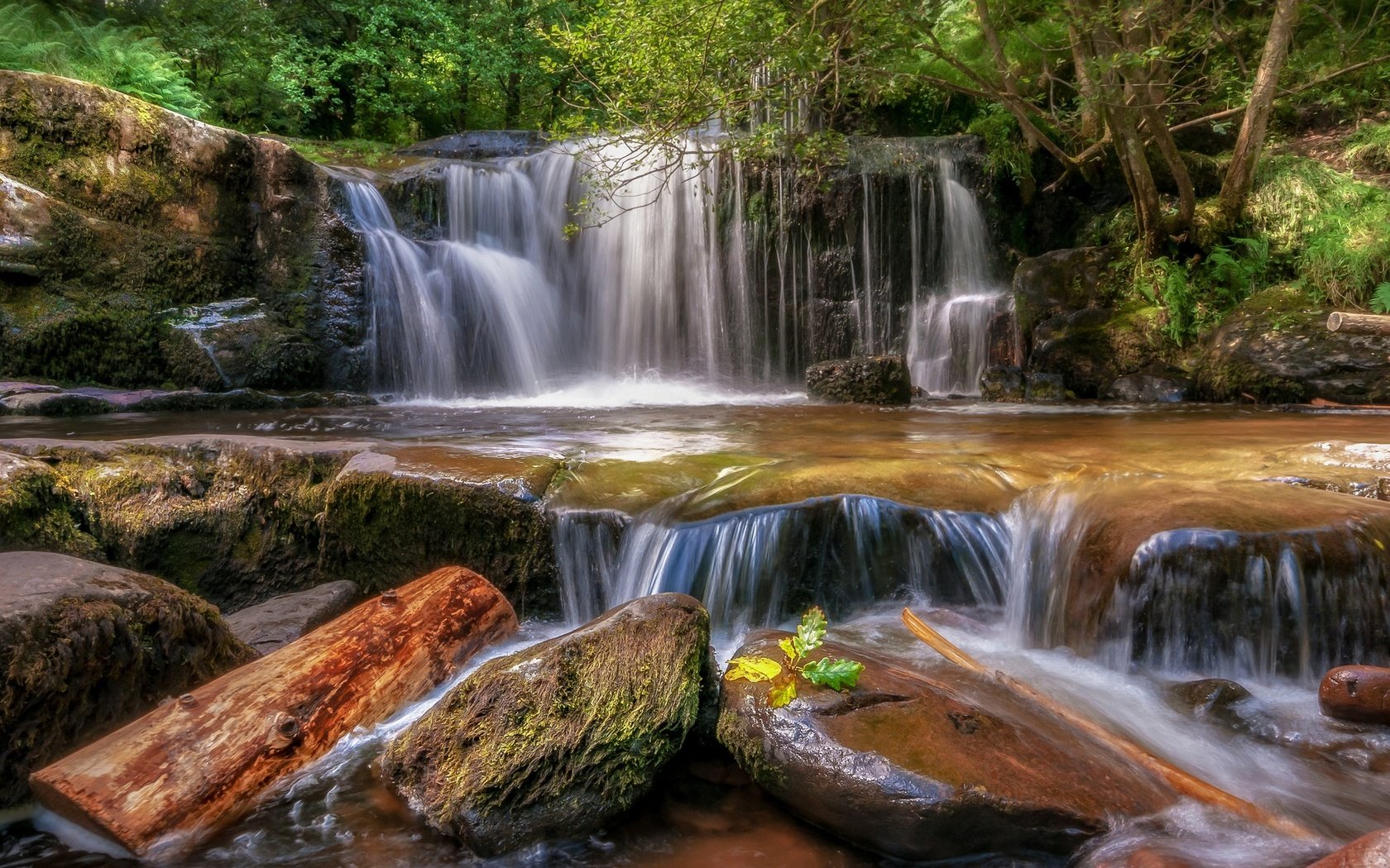 Обои камни, лес, водопад, уэльс, ллансантфраед, stones, forest, waterfall, wales, llansantffraed разрешение 2048x1152 Загрузить