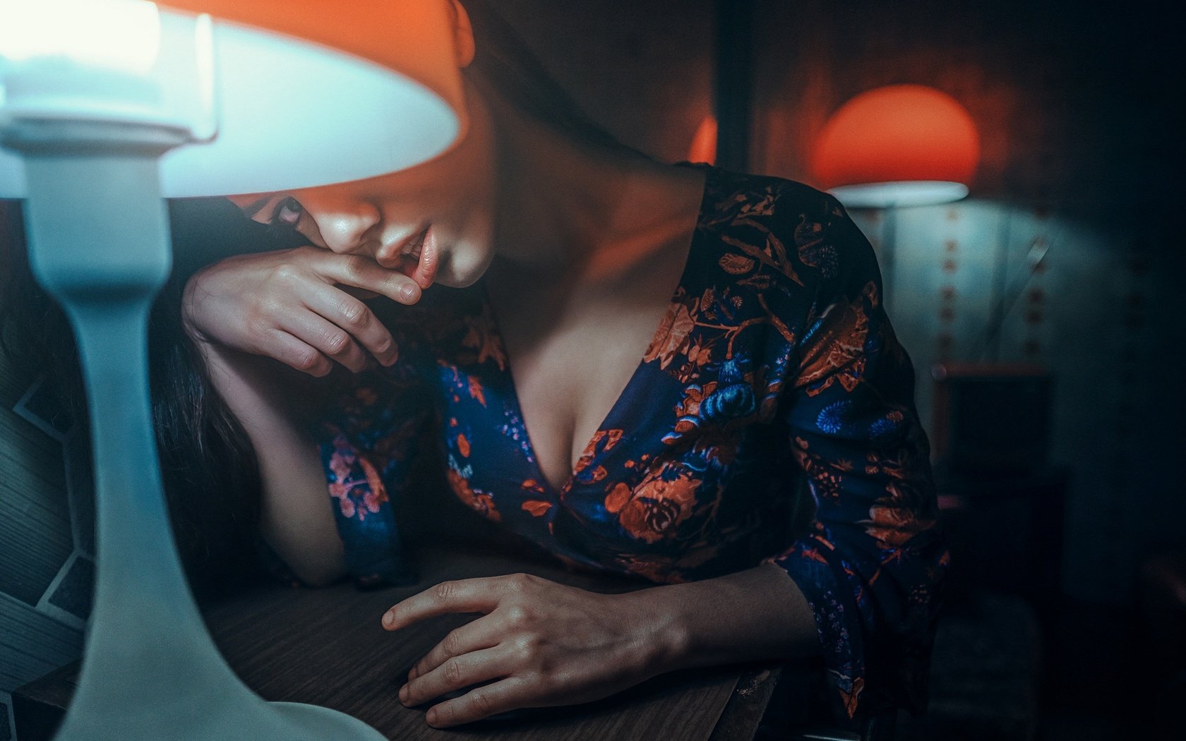 Обои девушка, взгляд, лампа, модель, лицо, декольте, girl, look, lamp, model, face, neckline разрешение 2048x1366 Загрузить