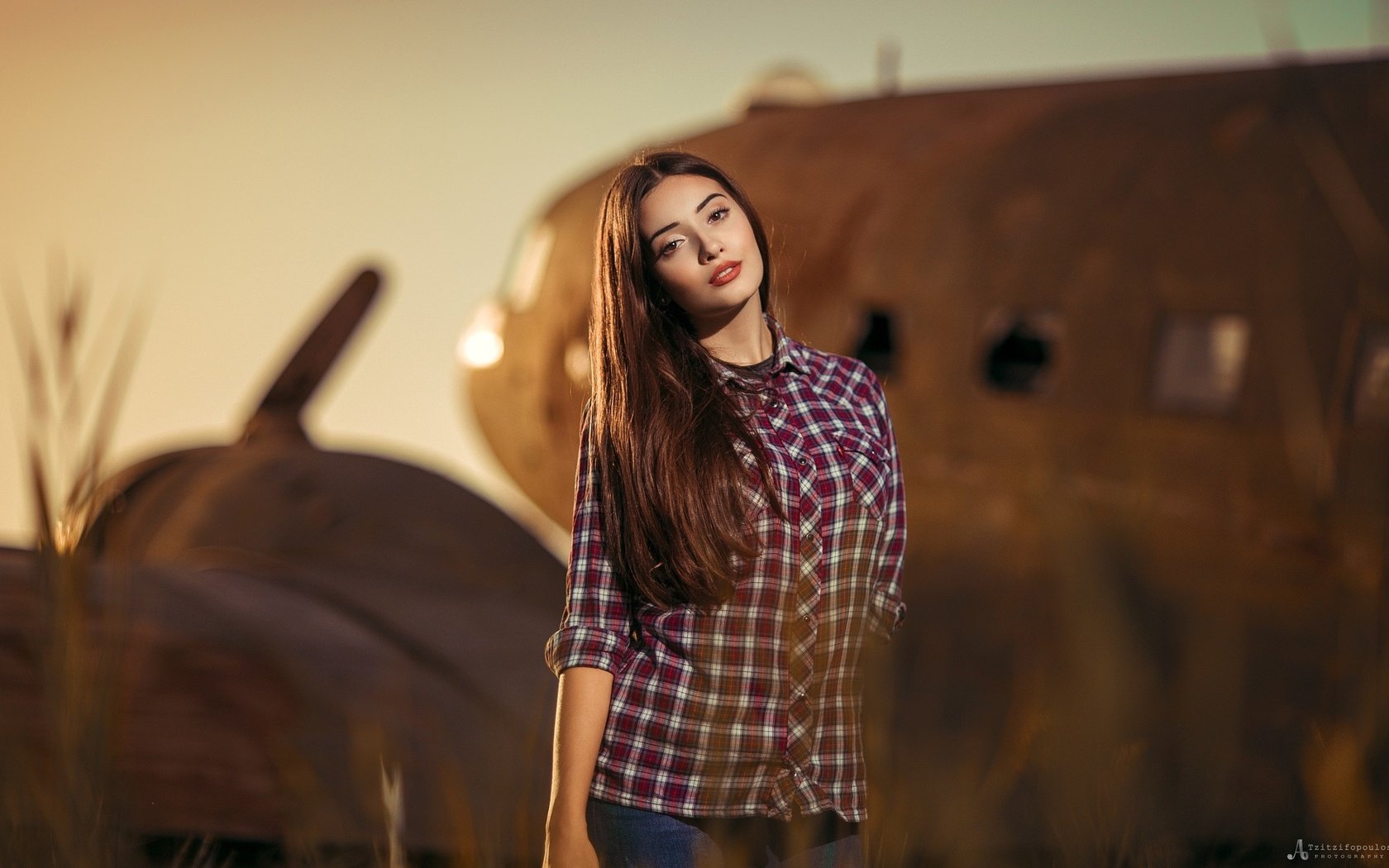 Обои девушка, взгляд, джинсы, рубашка, agelos tzitzifopoulos, girl, look, jeans, shirt разрешение 2048x1255 Загрузить