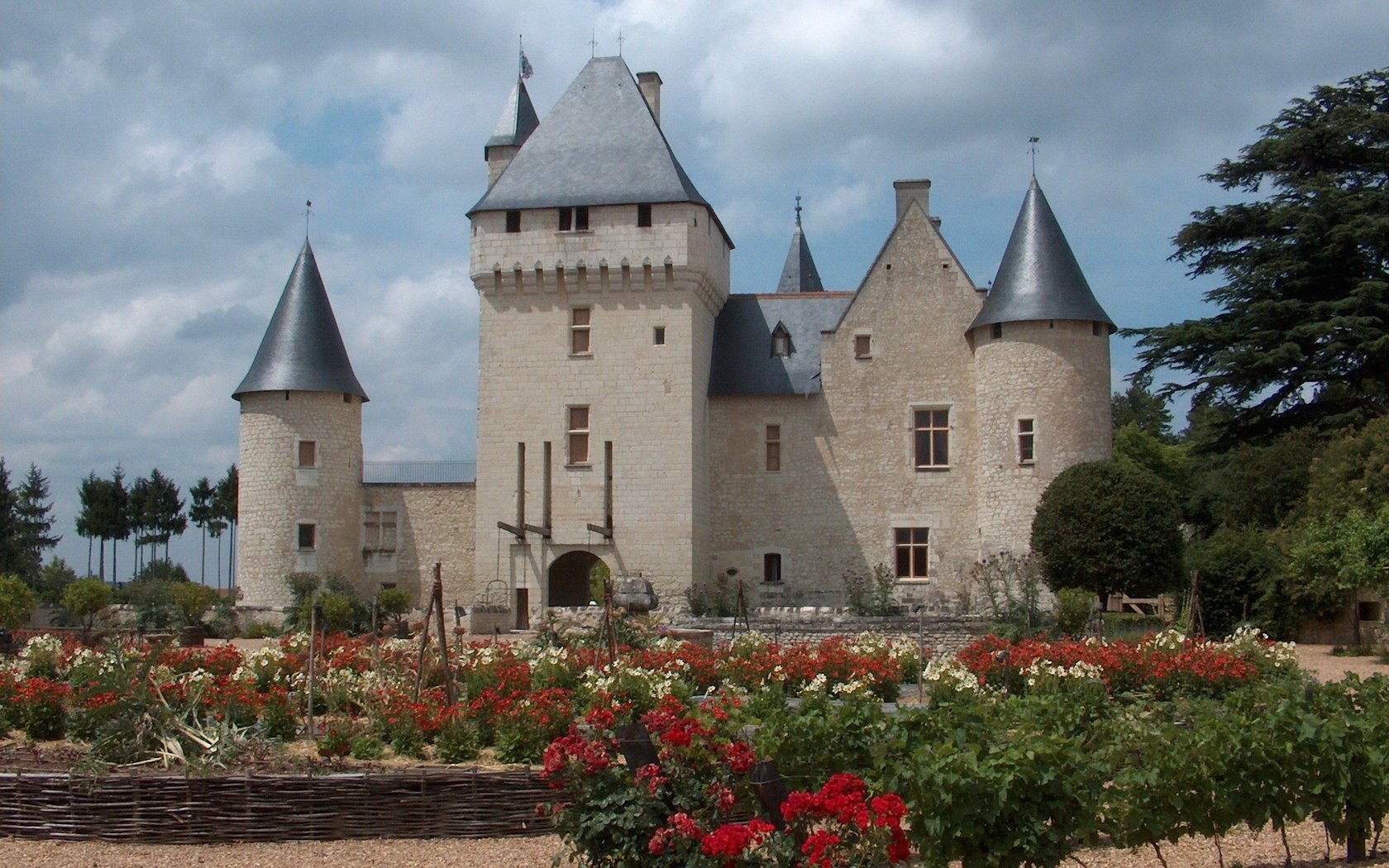 Обои цветы, замок, архитектура, здание, франция, замок риво, château du rivau, flowers, castle, architecture, the building, france разрешение 3678x2753 Загрузить