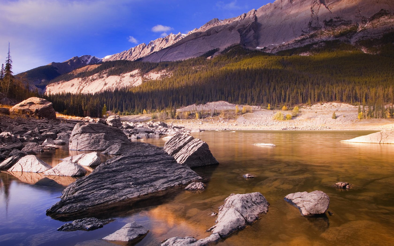 Обои озеро, горы, камни, берег, канада, альберта, lake, mountains, stones, shore, canada, albert разрешение 1920x1080 Загрузить