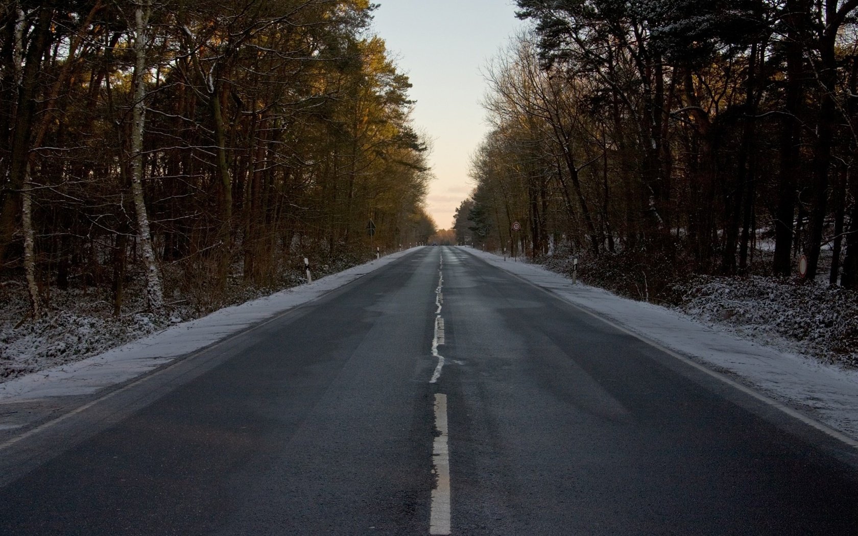 Обои дорога, лес, зима, разметка, знак, road, forest, winter, markup, sign разрешение 1920x1080 Загрузить