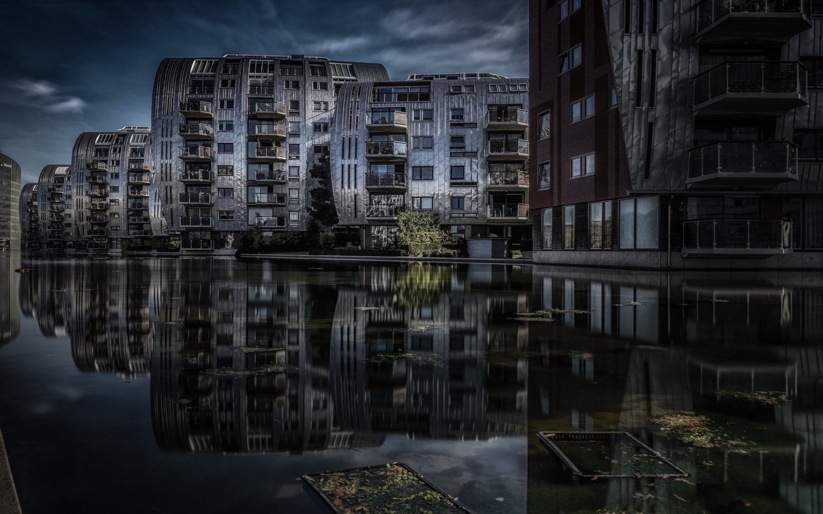 Обои вода, отражения, фон, серый, дома, строения, water, reflection, background, grey, home, structure разрешение 1920x1080 Загрузить