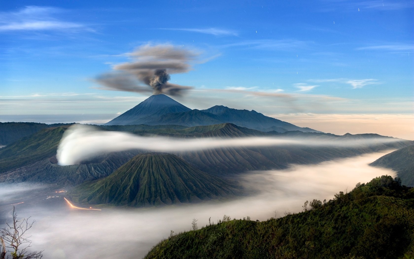 Обои облака, горы, остров, вулкан, индонезия, clouds, mountains, island, the volcano, indonesia разрешение 1920x1280 Загрузить