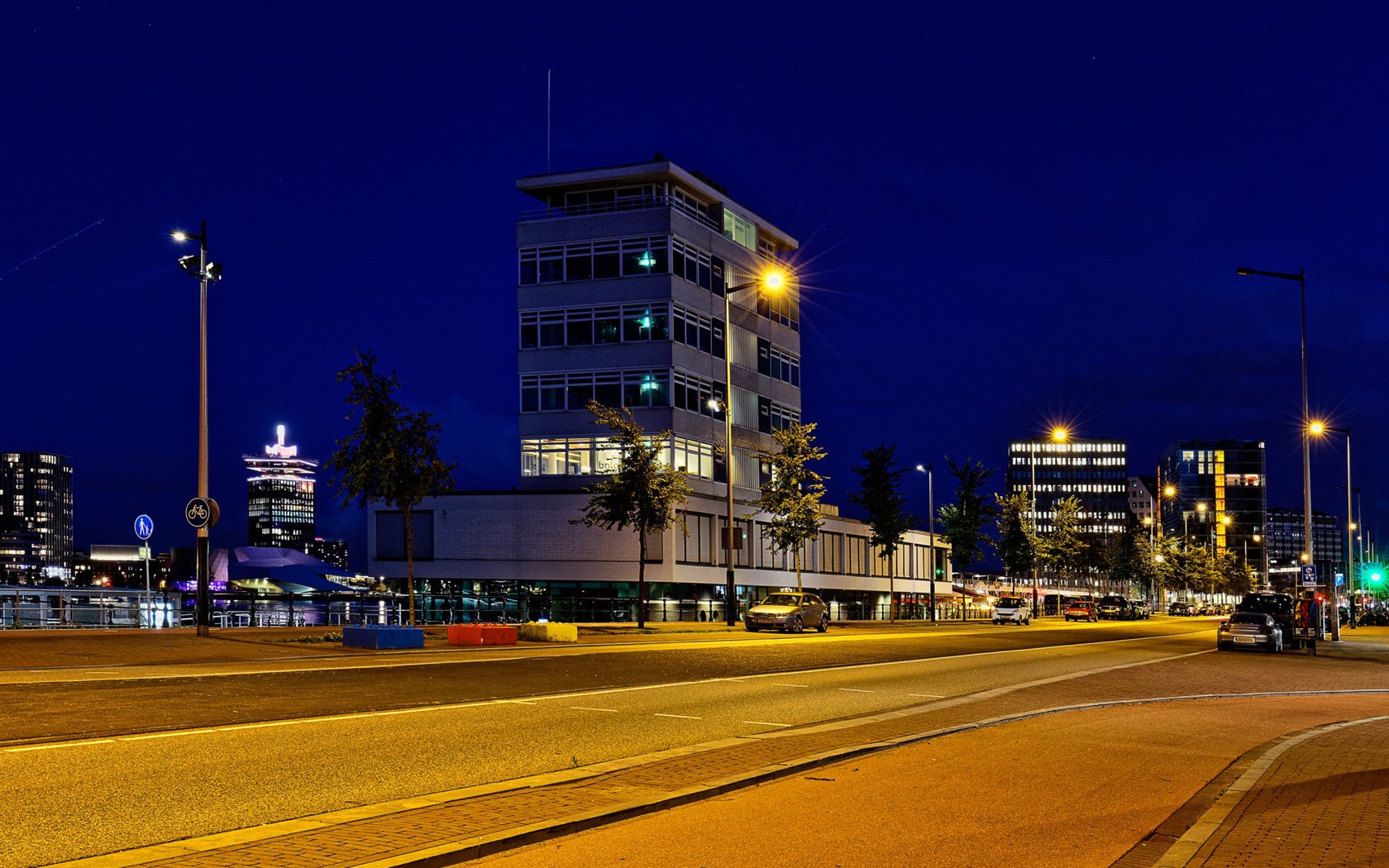 Обои дорога, ночь, фонари, огни, дома, нидерланды, амстердам, road, night, lights, home, netherlands, amsterdam разрешение 2112x1188 Загрузить