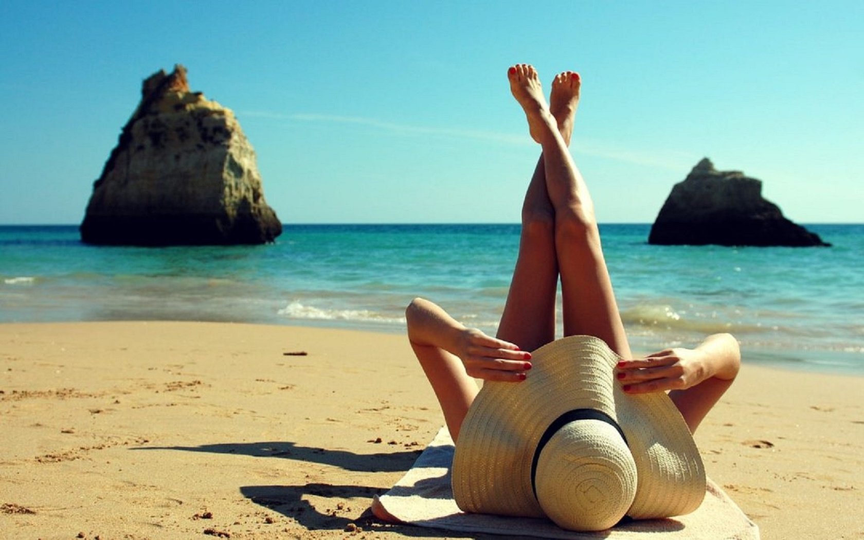 Обои девушка, море, пляж, ноги, шляпа, girl, sea, beach, feet, hat разрешение 2430x1518 Загрузить