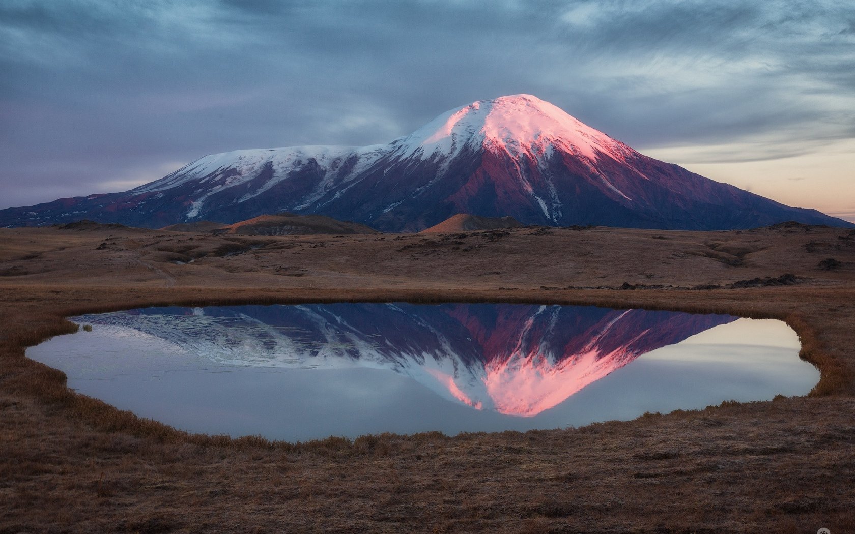 Обои озеро, пейзаж, камчатка, вулкан, lake, landscape, kamchatka, the volcano разрешение 1920x1280 Загрузить