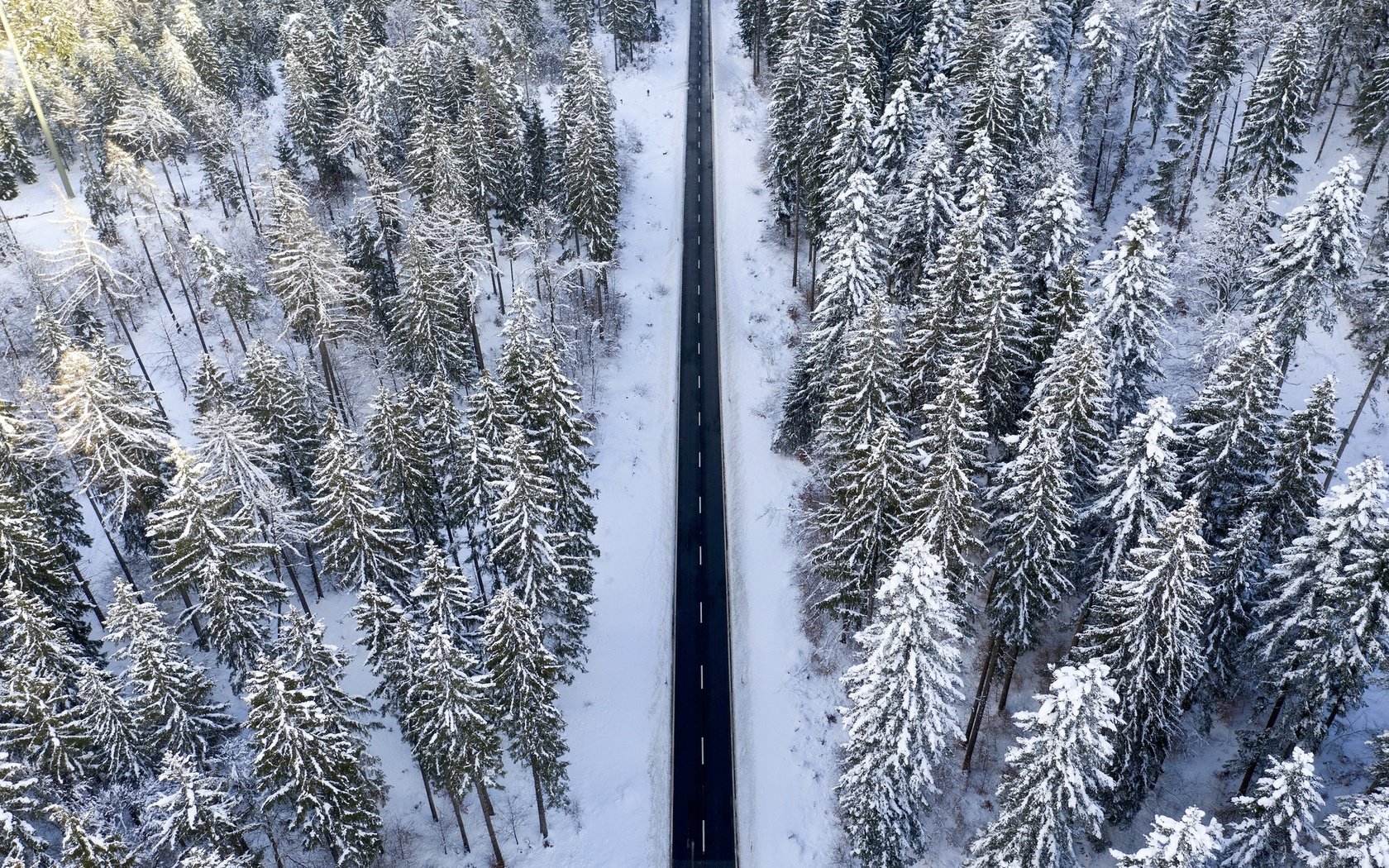 Обои дорога, лес, зима, вид сверху, road, forest, winter, the view from the top разрешение 2048x1364 Загрузить