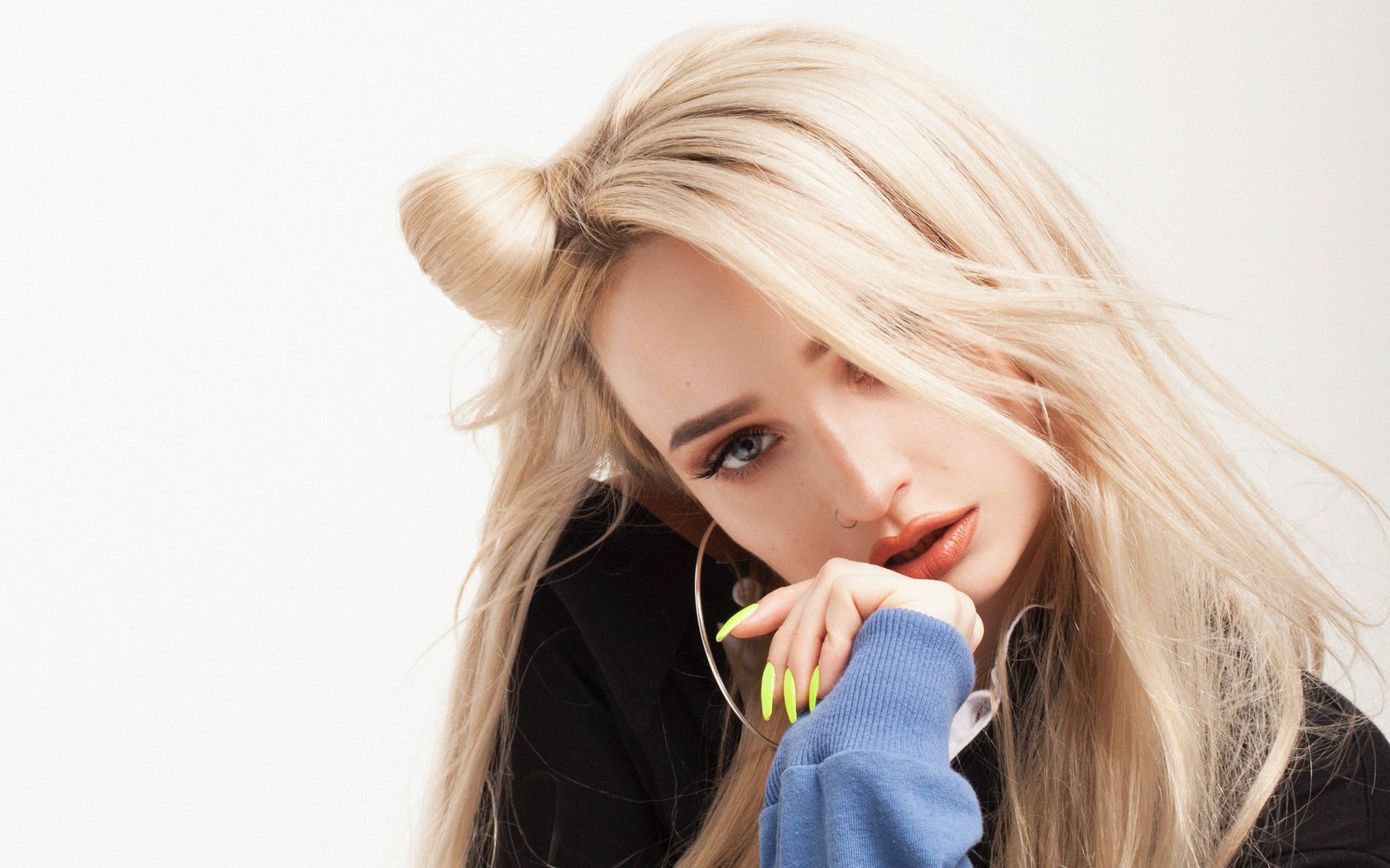 Обои девушка, kim petras, ким петрас, блондинка, взгляд, волосы, певица, макияж, немецкая, маникюр, girl, blonde, look, hair, singer, makeup, german, manicure разрешение 3744x2106 Загрузить