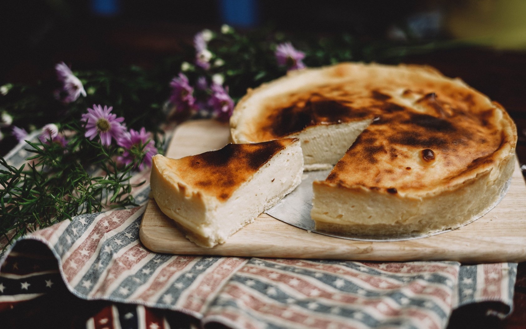 Обои цветы, еда, сладкое, выпечка, творог, запеканка, flowers, food, sweet, cakes, cheese, casserole разрешение 5919x3946 Загрузить