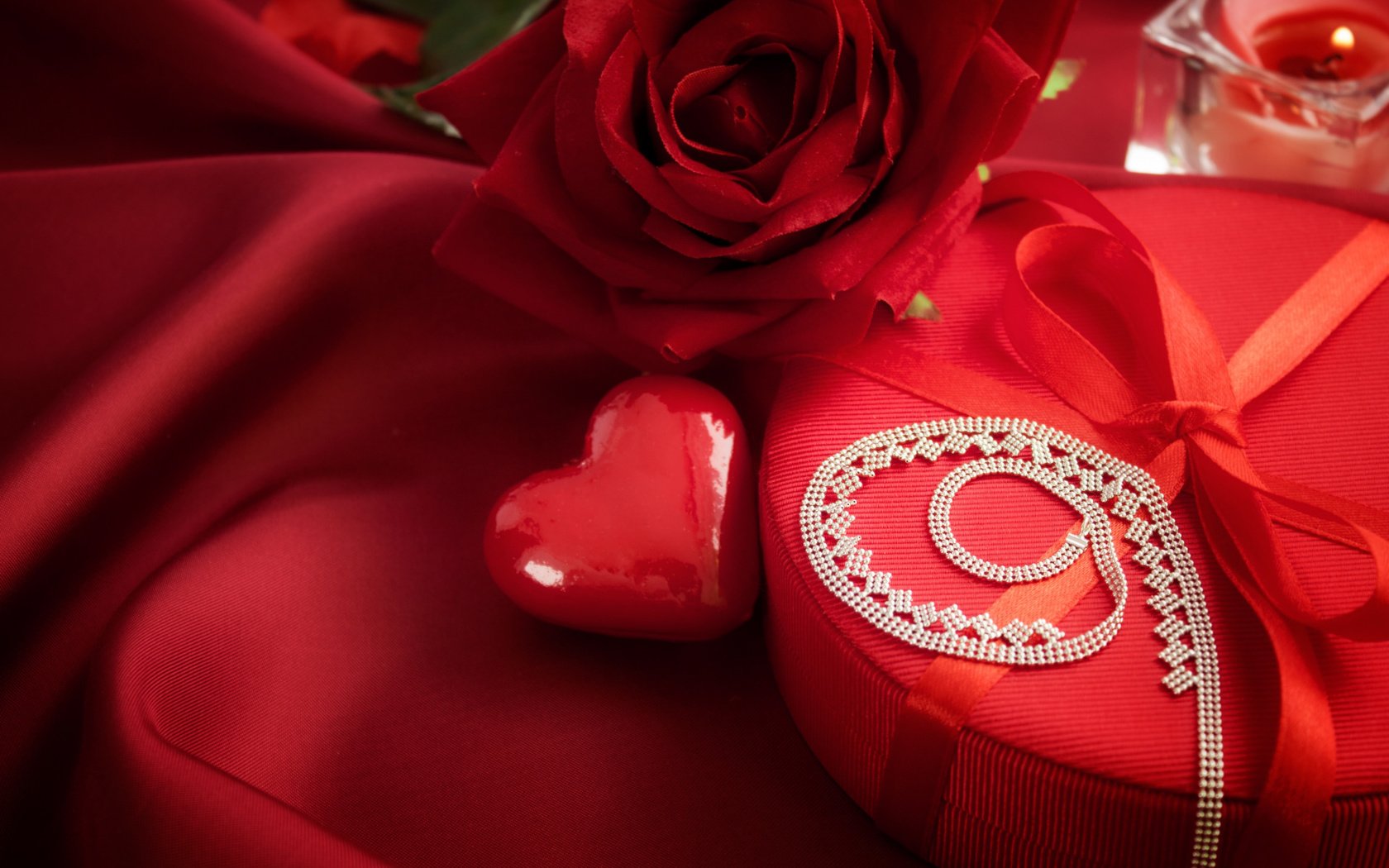 Обои сердечко, боке, любовь, валентинов день, ткань, свеча, подарок, романтик, ожерелье, день святого валентина, heart, bokeh, love, fabric, candle, gift, romantic, necklace, valentine's day разрешение 1920x1200 Загрузить