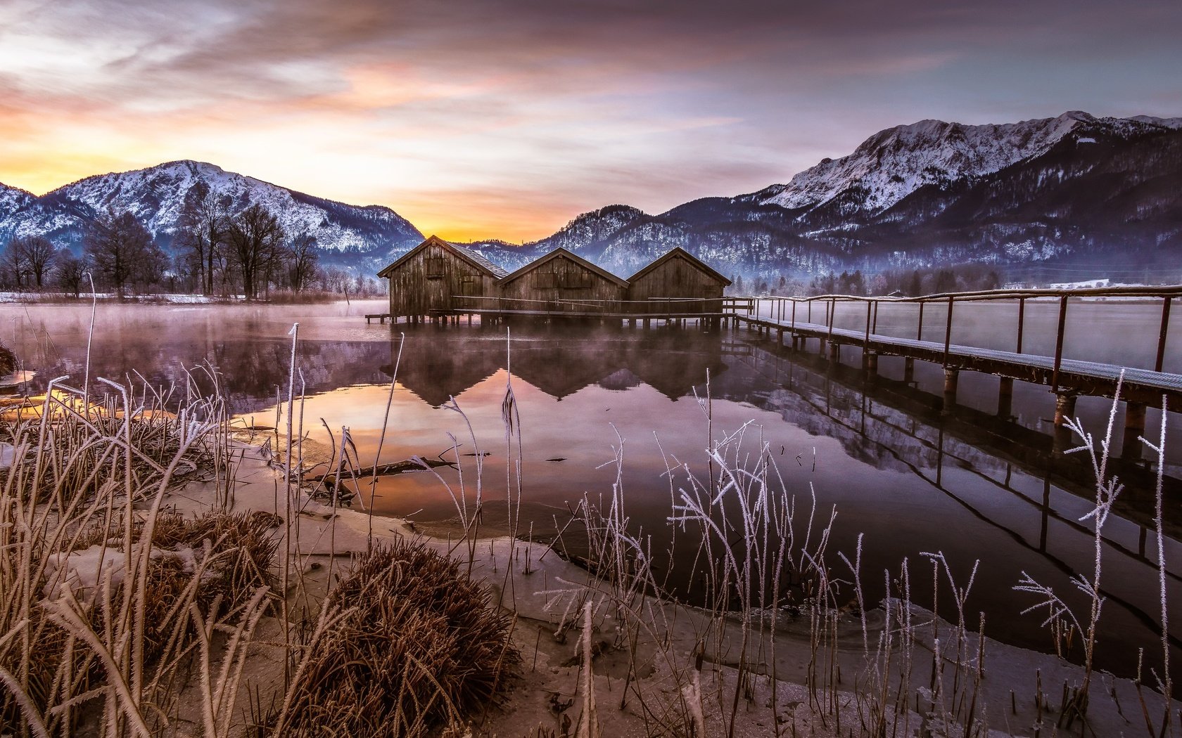 Обои озеро, горы, снег, туман, мост, домики, пирс, баварии, lake, mountains, snow, fog, bridge, houses, pierce, bavaria разрешение 4096x2304 Загрузить