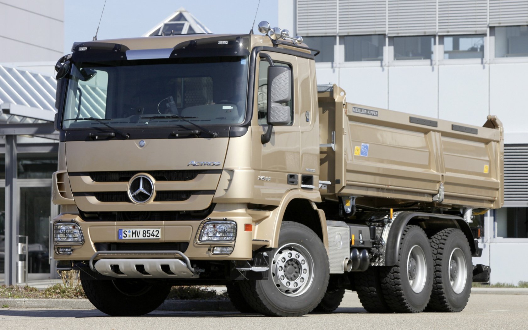 Обои здание, actros, мерседес-бенц, трехосный, самосвал, кузов, the building, mercedes-benz, triaxial, dump truck, body разрешение 2112x1188 Загрузить