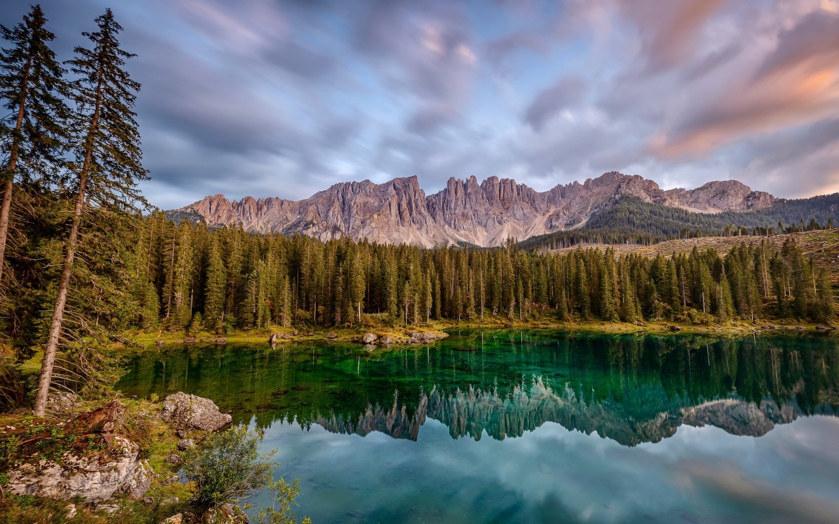 Обои небо, отражение, облака, италия, деревья, lago di carezza, lake carezza, вода, карецца, озеро, горы, скалы, лес, the sky, reflection, clouds, italy, trees, water, lake, mountains, rocks, forest разрешение 3840x2160 Загрузить