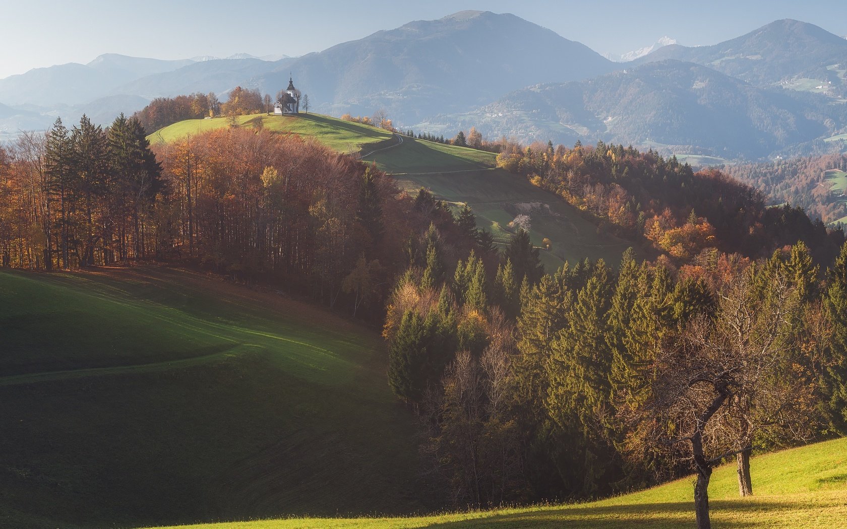 Обои деревья, горы, солнце, лес, вид, осень, церковь, trees, mountains, the sun, forest, view, autumn, church разрешение 2000x1500 Загрузить