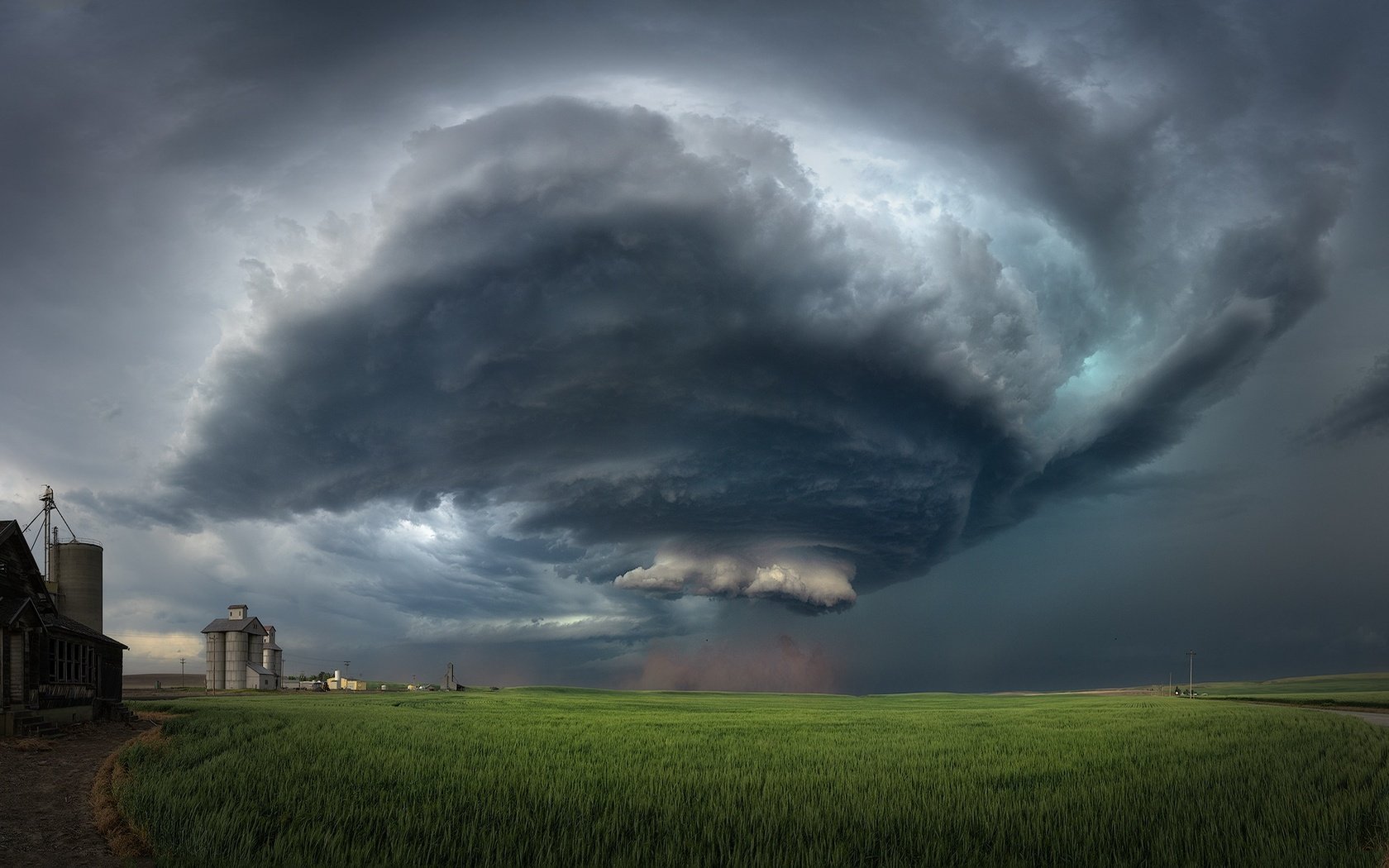 Обои дорога, тучи, поле, колосья, воронка, амбар, ураган, торнадо, road, clouds, field, ears, funnel, the barn, hurricane, tornado разрешение 2048x1152 Загрузить