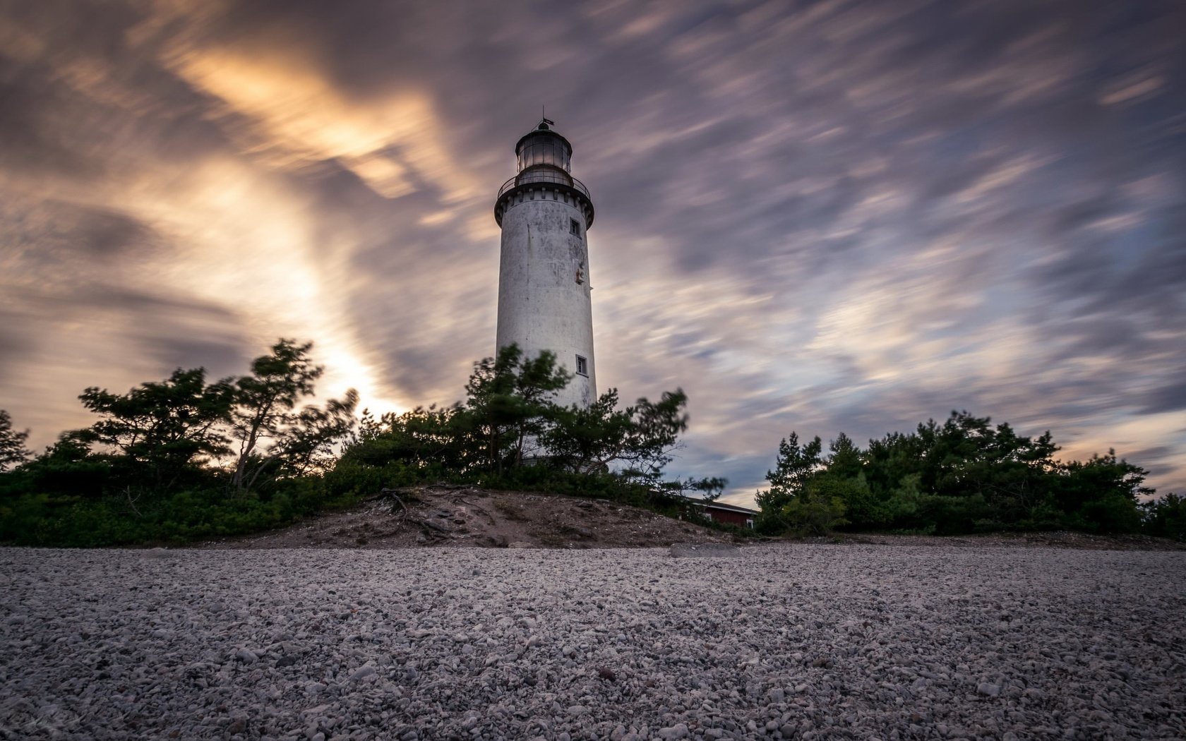 Обои небо, берег, маяк, the sky, shore, lighthouse разрешение 2048x1152 Загрузить